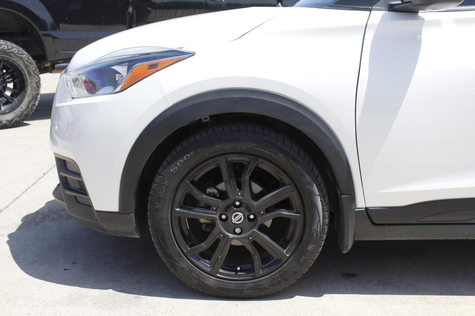 2020 White Nissan Kicks SV Xtronic CVT (3N1CP5CV3LL) with an 1.6L I-4 DOHC engine, located at 2401 E Main St., Grand Prairie, TX, 75050, (972) 262-4440, 32.748981, -96.969643 - Photo#3