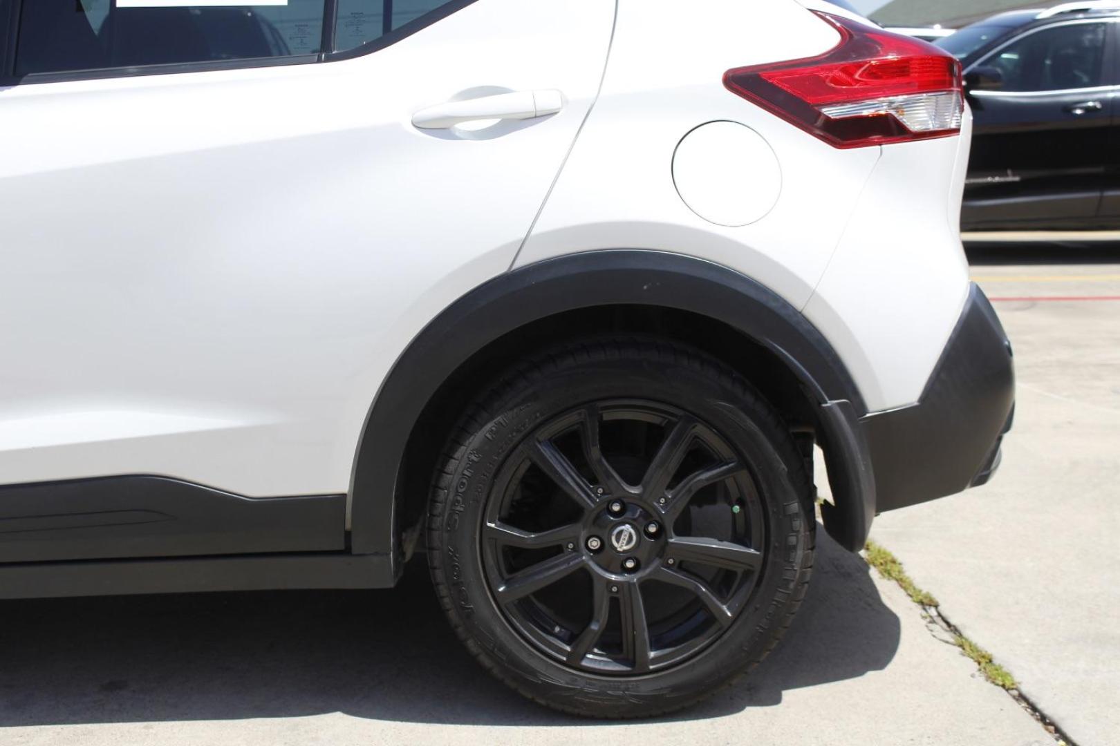 2020 White Nissan Kicks SV Xtronic CVT (3N1CP5CV3LL) with an 1.6L I-4 DOHC engine, located at 2401 E Main St., Grand Prairie, TX, 75050, (972) 262-4440, 32.748981, -96.969643 - Photo#4