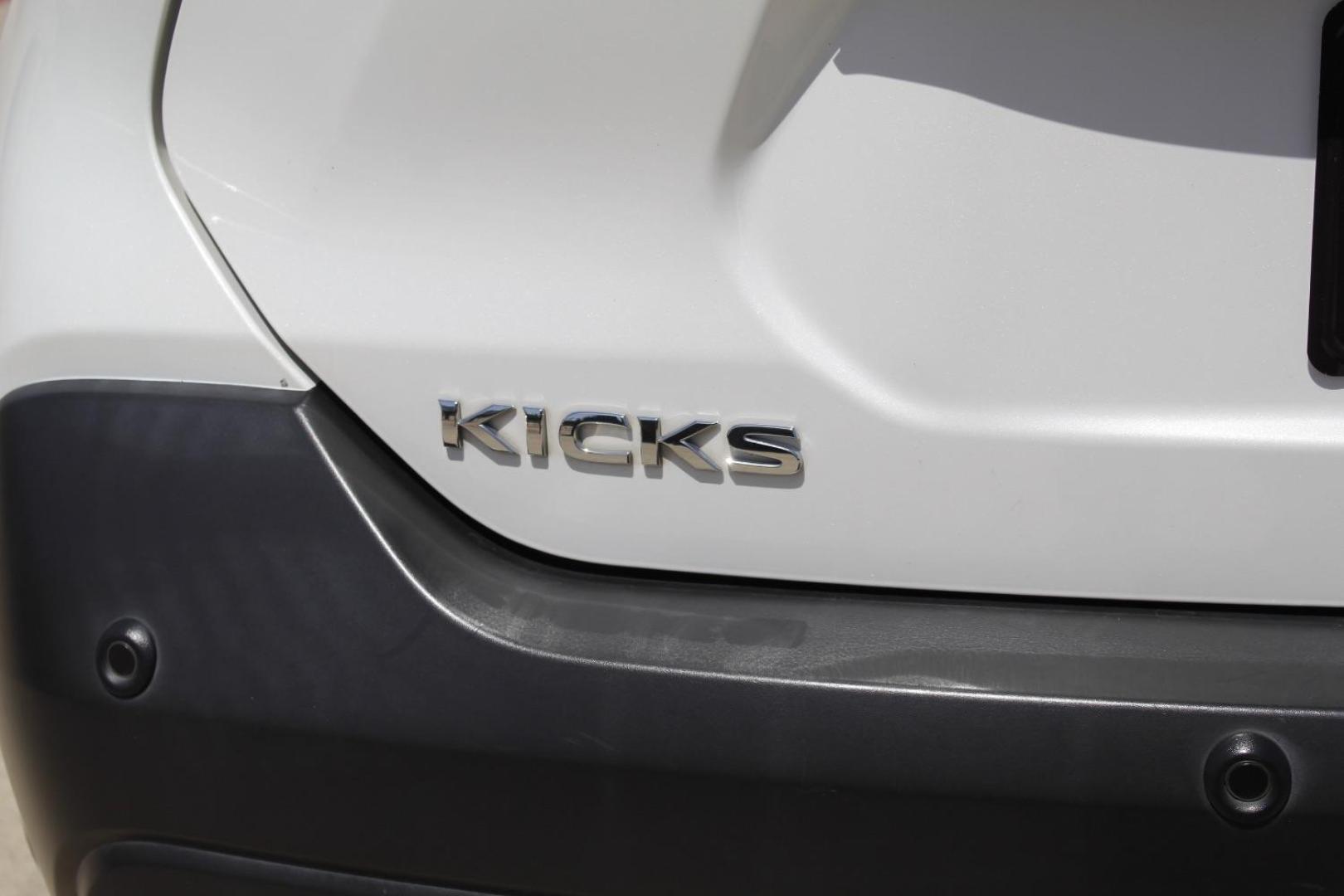 2020 White Nissan Kicks SV Xtronic CVT (3N1CP5CV3LL) with an 1.6L I-4 DOHC engine, located at 2401 E Main St., Grand Prairie, TX, 75050, (972) 262-4440, 32.748981, -96.969643 - Photo#6