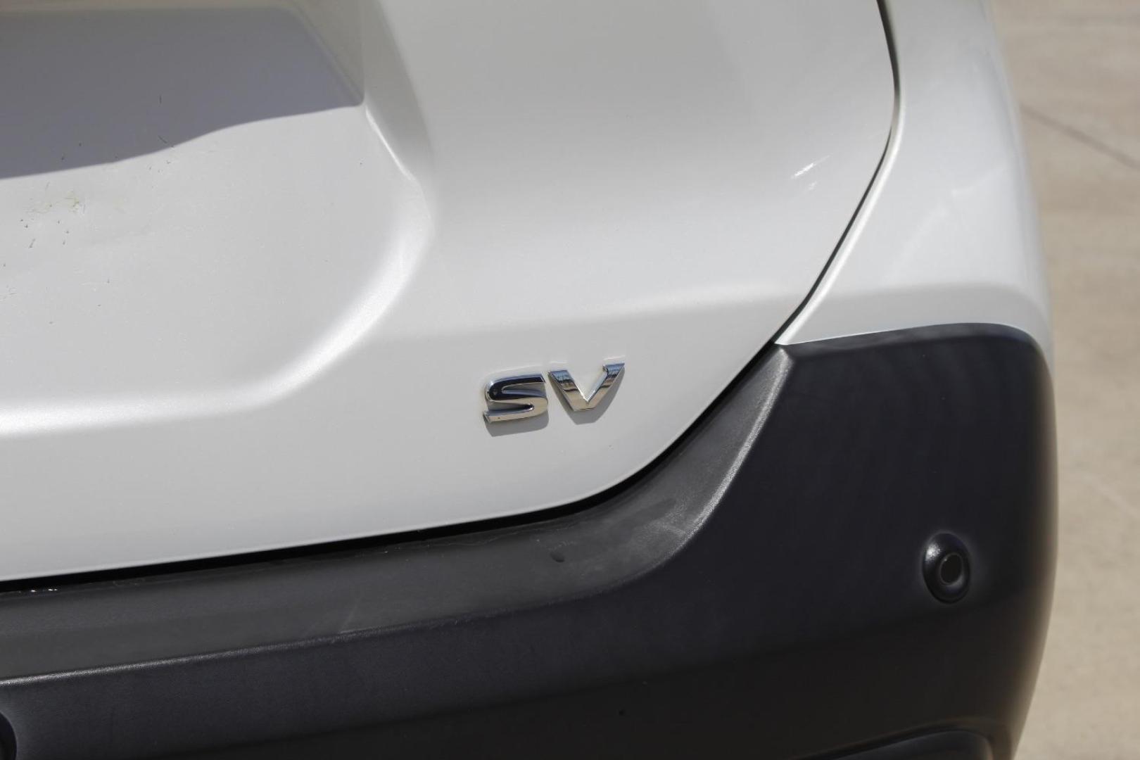 2020 White Nissan Kicks SV Xtronic CVT (3N1CP5CV3LL) with an 1.6L I-4 DOHC engine, located at 2401 E Main St., Grand Prairie, TX, 75050, (972) 262-4440, 32.748981, -96.969643 - Photo#8