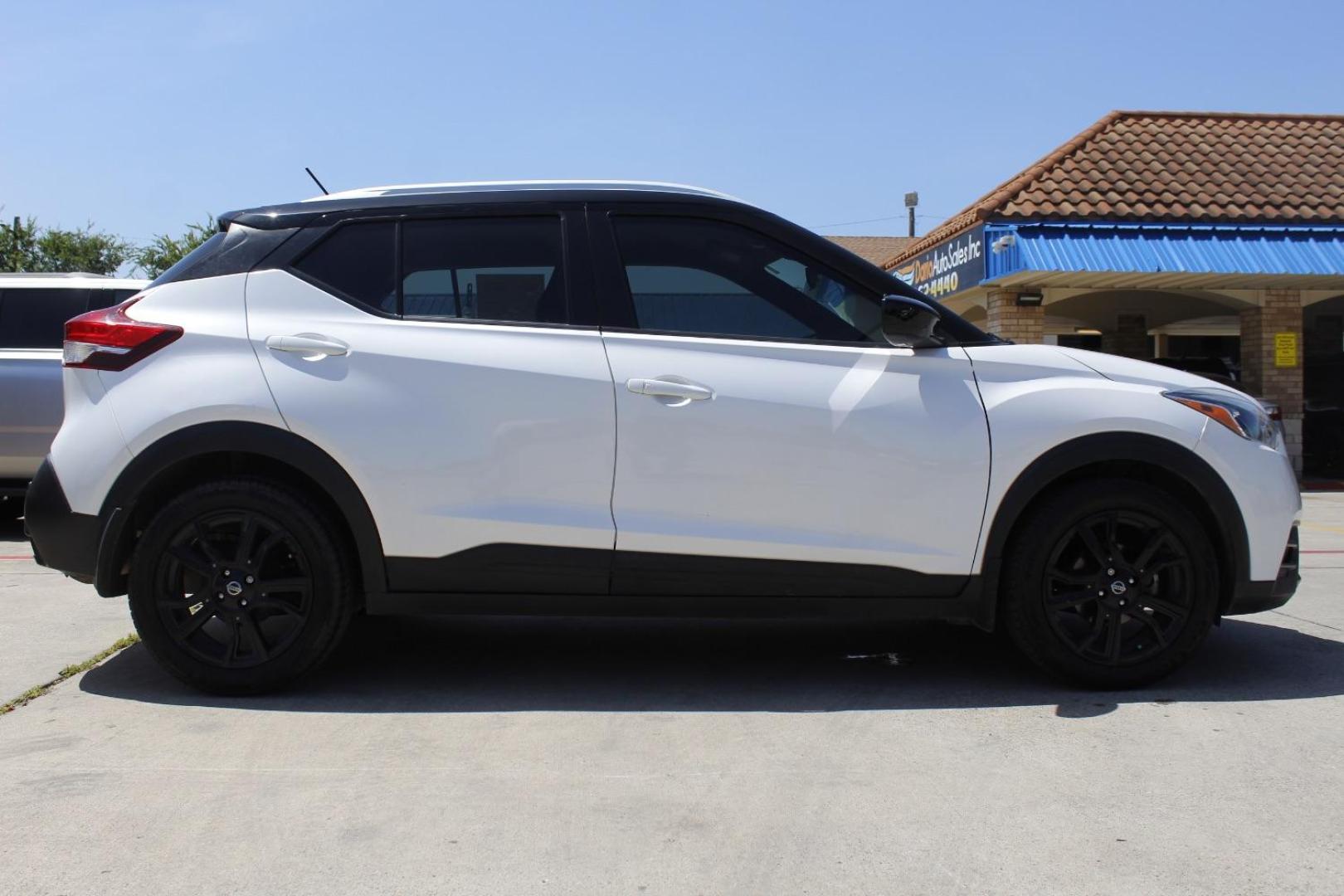 2020 White Nissan Kicks SV Xtronic CVT (3N1CP5CV3LL) with an 1.6L I-4 DOHC engine, located at 2401 E Main St., Grand Prairie, TX, 75050, (972) 262-4440, 32.748981, -96.969643 - Photo#9