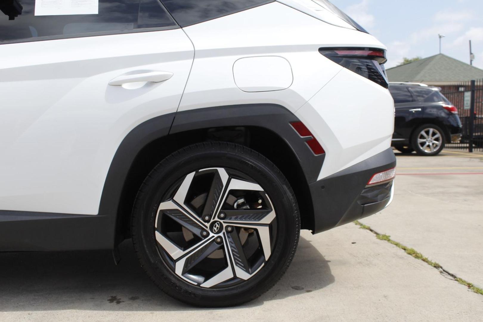 2022 White Hyundai Tucson Limited (5NMJE3AE5NH) with an Smartstream 2.5L I-4 port/direct injection engine, located at 2401 E Main St., Grand Prairie, TX, 75050, (972) 262-4440, 32.748981, -96.969643 - Photo#4