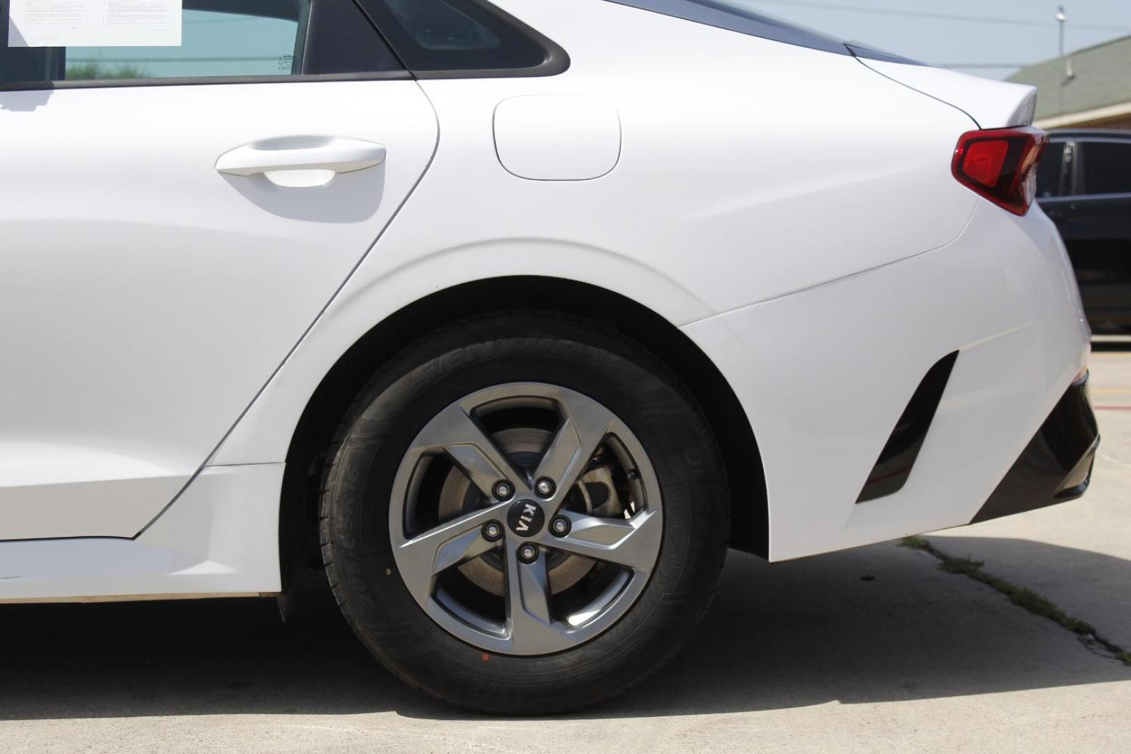 2021 White Kia K5 LXS (5XXG14J23MG) with an Gamma-II 1.6L I-4 gasoline direct injection engine, located at 2401 E Main St., Grand Prairie, TX, 75050, (972) 262-4440, 32.748981, -96.969643 - Photo#4