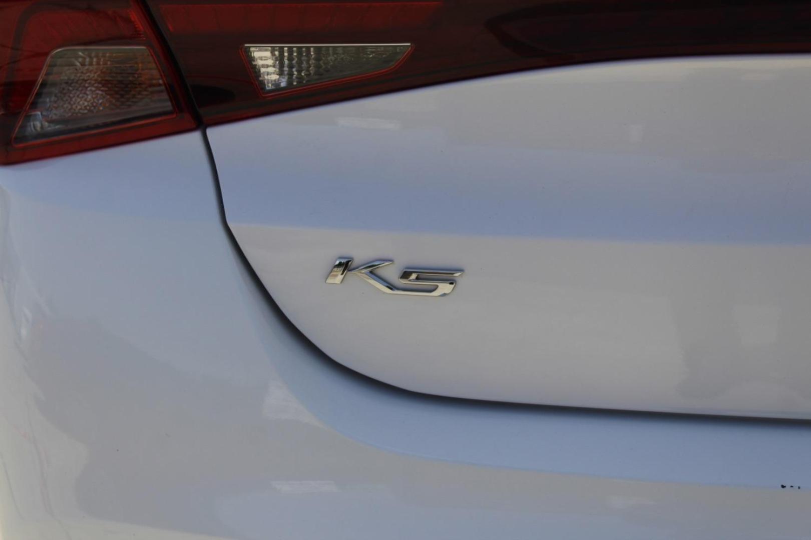 2021 White Kia K5 LXS (5XXG14J23MG) with an Gamma-II 1.6L I-4 gasoline direct injection engine, located at 2401 E Main St., Grand Prairie, TX, 75050, (972) 262-4440, 32.748981, -96.969643 - Photo#5