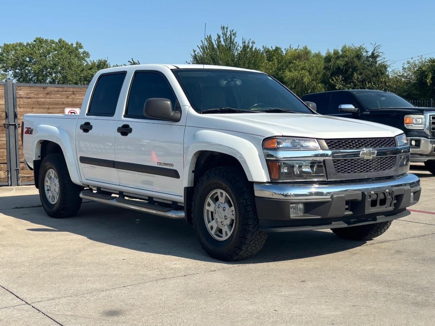 2004 White Chevrolet Colorado LS (1GCDS136348) with an Vortec 3.5L I-5 DOHC engine, located at 2401 E Main St., Grand Prairie, TX, 75050, (972) 262-4440, 32.748981, -96.969643 - Photo#1
