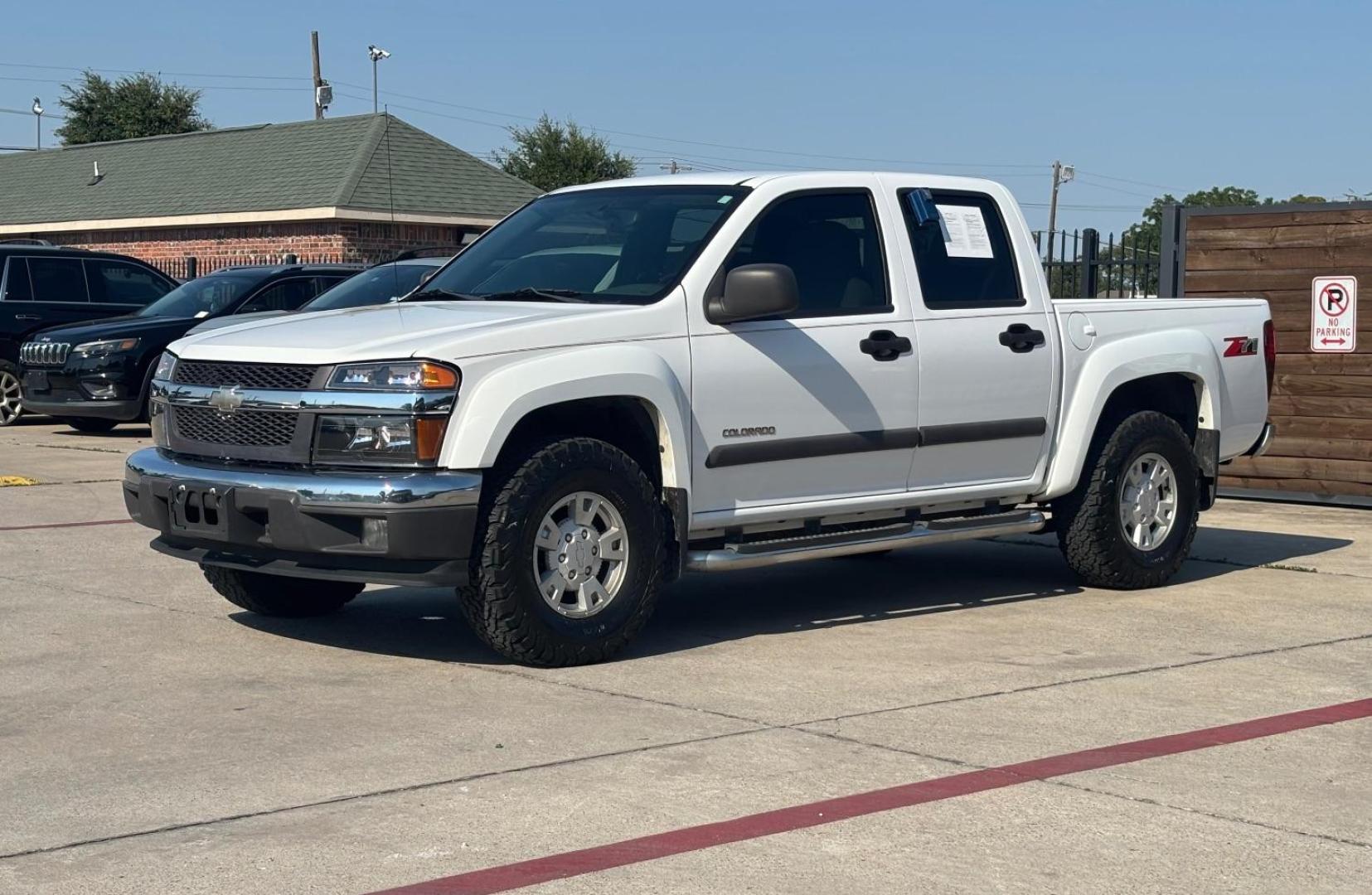 2004 White Chevrolet Colorado LS (1GCDS136348) with an Vortec 3.5L I-5 DOHC engine, located at 2401 E Main St., Grand Prairie, TX, 75050, (972) 262-4440, 32.748981, -96.969643 - Photo#2