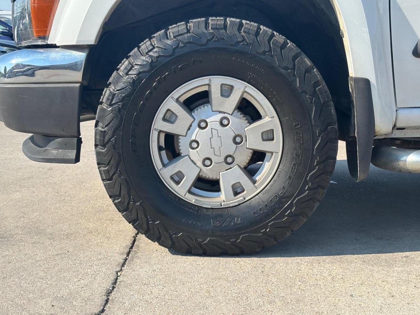 2004 White Chevrolet Colorado LS (1GCDS136348) with an Vortec 3.5L I-5 DOHC engine, located at 2401 E Main St., Grand Prairie, TX, 75050, (972) 262-4440, 32.748981, -96.969643 - Photo#4
