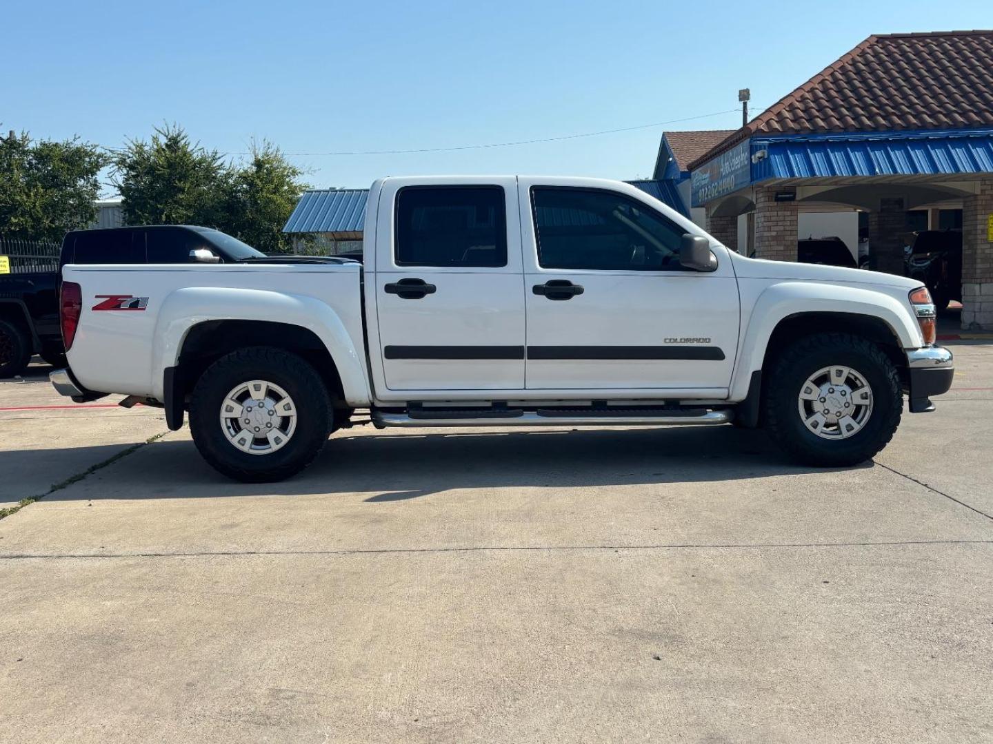 2004 White Chevrolet Colorado LS (1GCDS136348) with an Vortec 3.5L I-5 DOHC engine, located at 2401 E Main St., Grand Prairie, TX, 75050, (972) 262-4440, 32.748981, -96.969643 - Photo#8