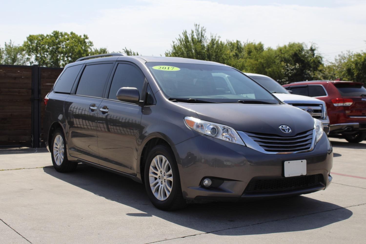 photo of 2017 Toyota Sienna Limited Premium 7-Passenger