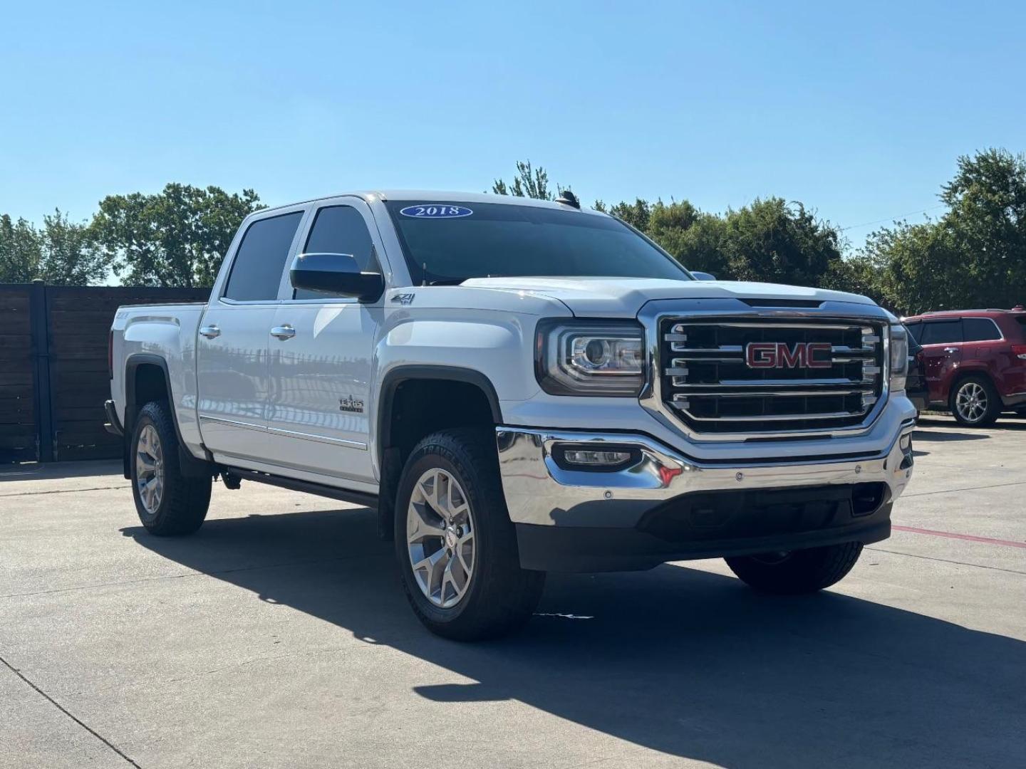 2018 White GMC Sierra 1500 SLT (3GTU2NEC2JG) with an EcoTec3 6.2L V-8 gasoline direct injection engine, located at 2401 E Main St., Grand Prairie, TX, 75050, (972) 262-4440, 32.748981, -96.969643 - Photo#1