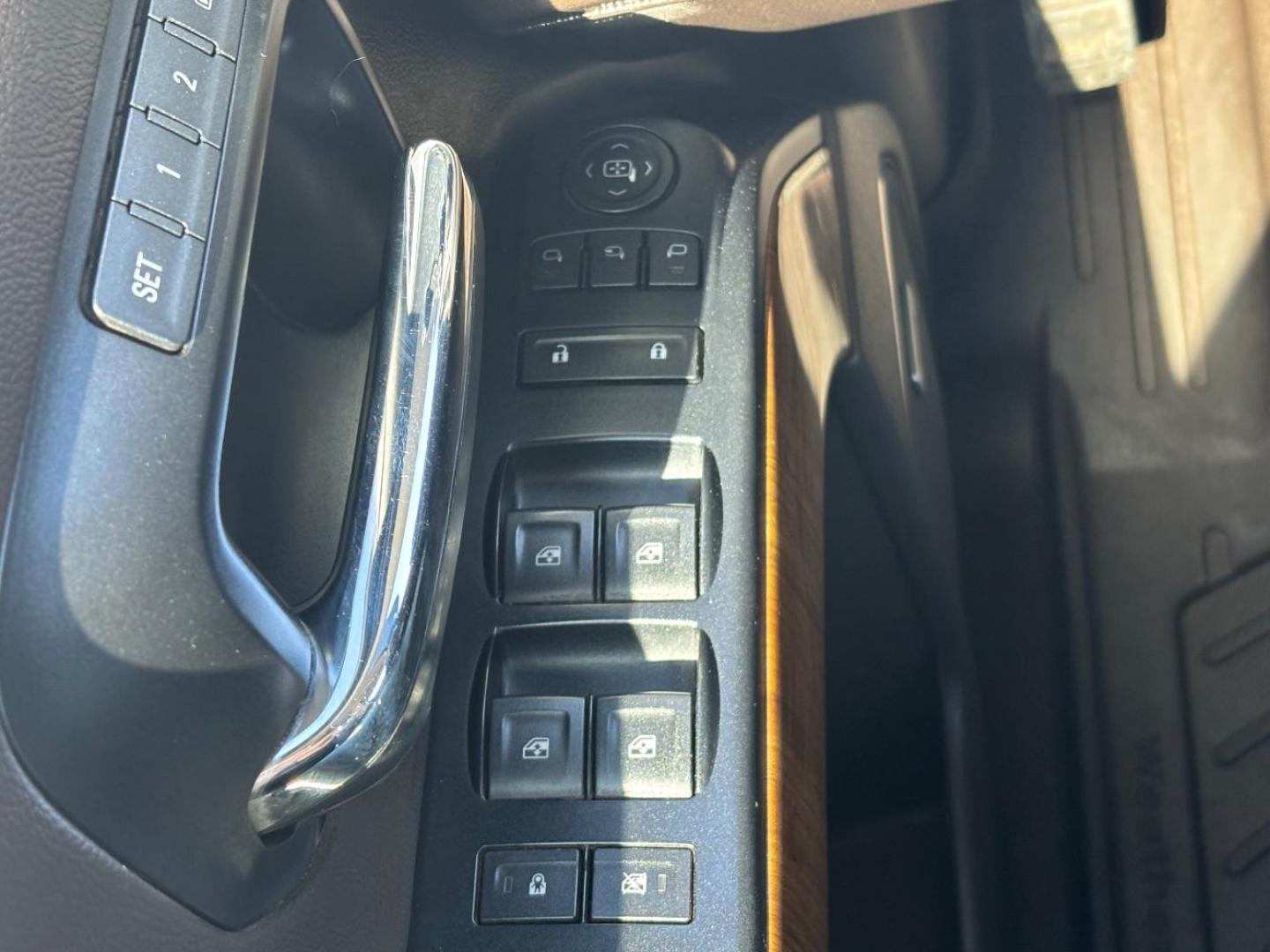 2018 White GMC Sierra 1500 SLT (3GTU2NEC2JG) with an EcoTec3 6.2L V-8 gasoline direct injection engine, located at 2401 E Main St., Grand Prairie, TX, 75050, (972) 262-4440, 32.748981, -96.969643 - Photo#17