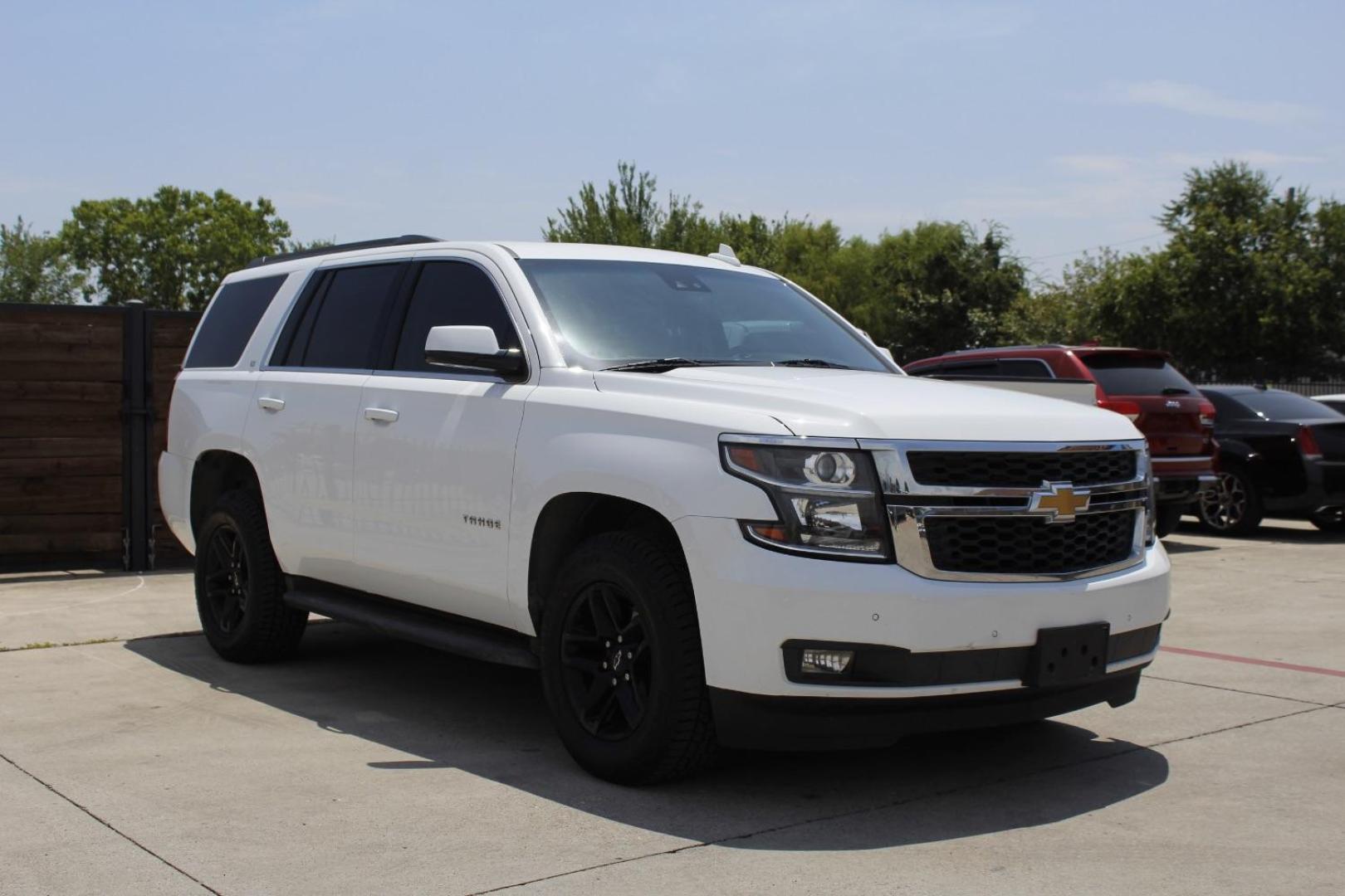 2020 White Chevrolet Tahoe 4WD LT (1GNSKBKC0LR) with an EcoTec3 5.3L V-8 gasoline direct injection engine, located at 2401 E Main St., Grand Prairie, TX, 75050, (972) 262-4440, 32.748981, -96.969643 - Photo#2