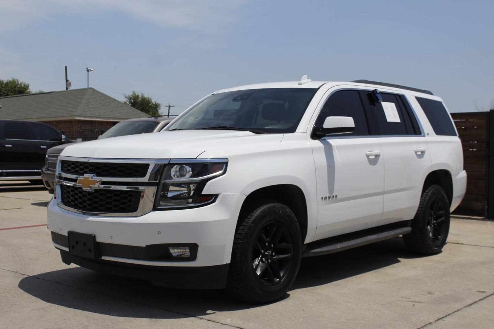 2020 White Chevrolet Tahoe 4WD LT (1GNSKBKC0LR) with an EcoTec3 5.3L V-8 gasoline direct injection engine, located at 2401 E Main St., Grand Prairie, TX, 75050, (972) 262-4440, 32.748981, -96.969643 - Photo#3