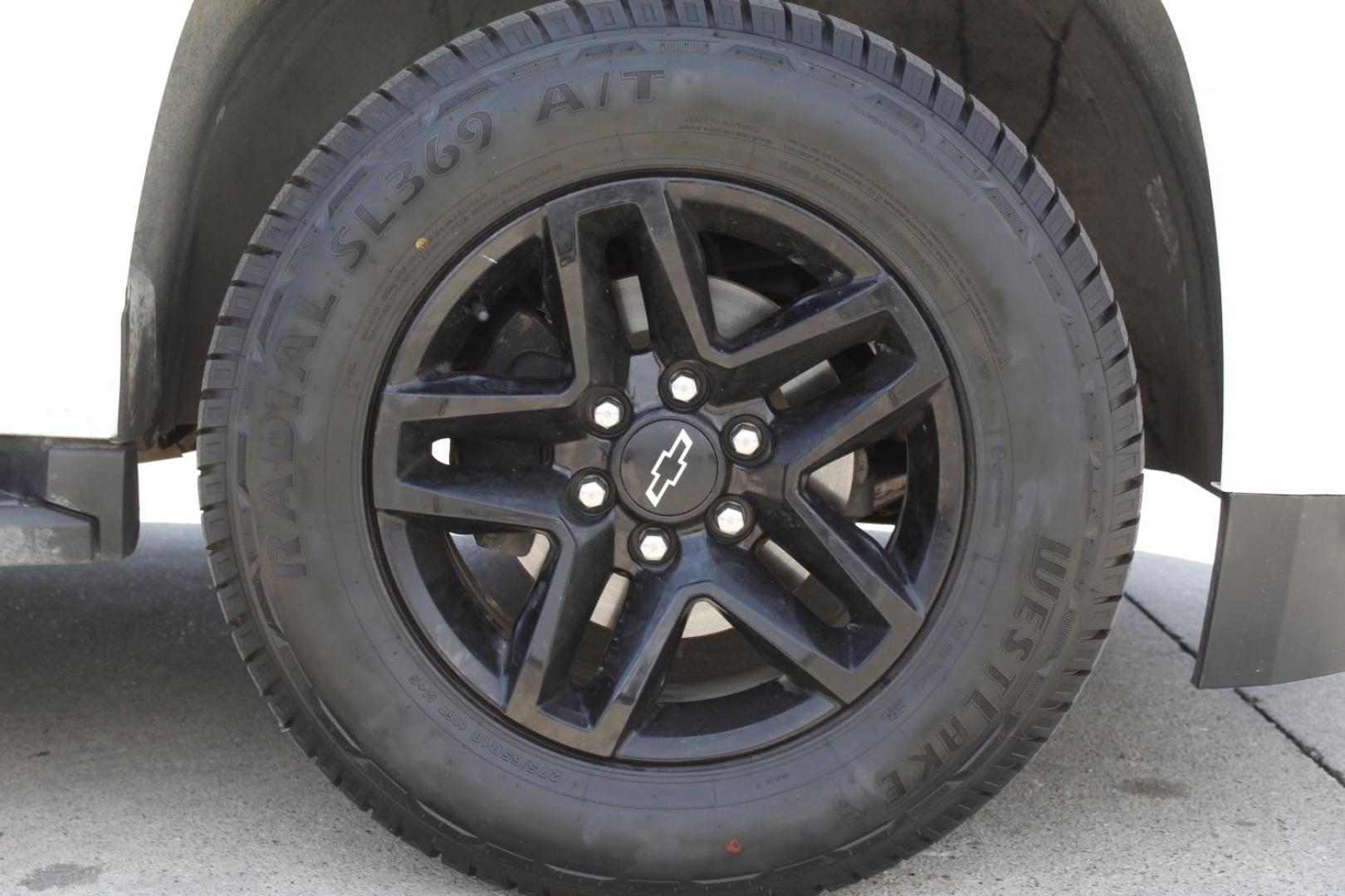 2020 White Chevrolet Tahoe 4WD LT (1GNSKBKC0LR) with an EcoTec3 5.3L V-8 gasoline direct injection engine, located at 2401 E Main St., Grand Prairie, TX, 75050, (972) 262-4440, 32.748981, -96.969643 - Photo#5