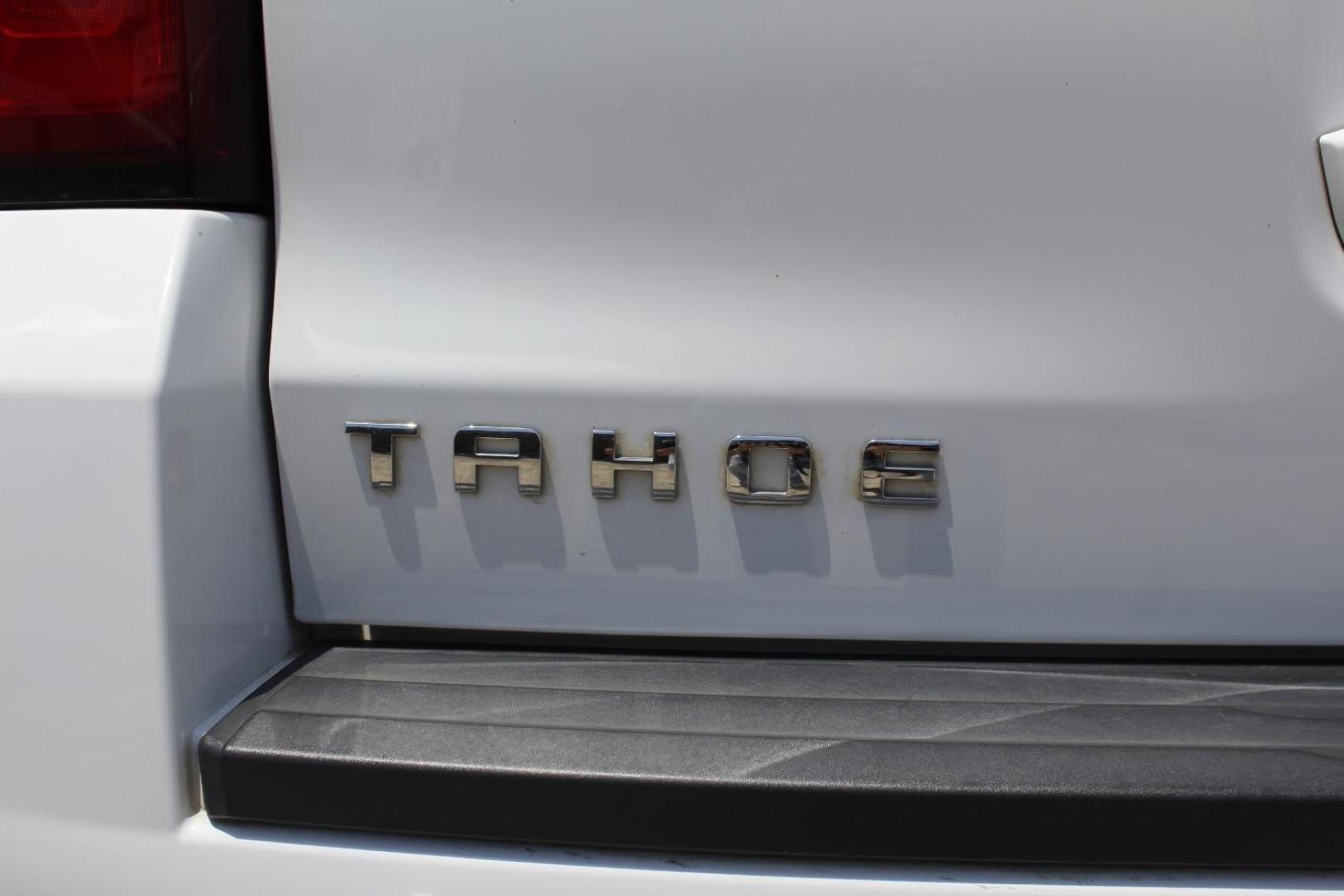 2020 White Chevrolet Tahoe 4WD LT (1GNSKBKC0LR) with an EcoTec3 5.3L V-8 gasoline direct injection engine, located at 2401 E Main St., Grand Prairie, TX, 75050, (972) 262-4440, 32.748981, -96.969643 - Photo#8