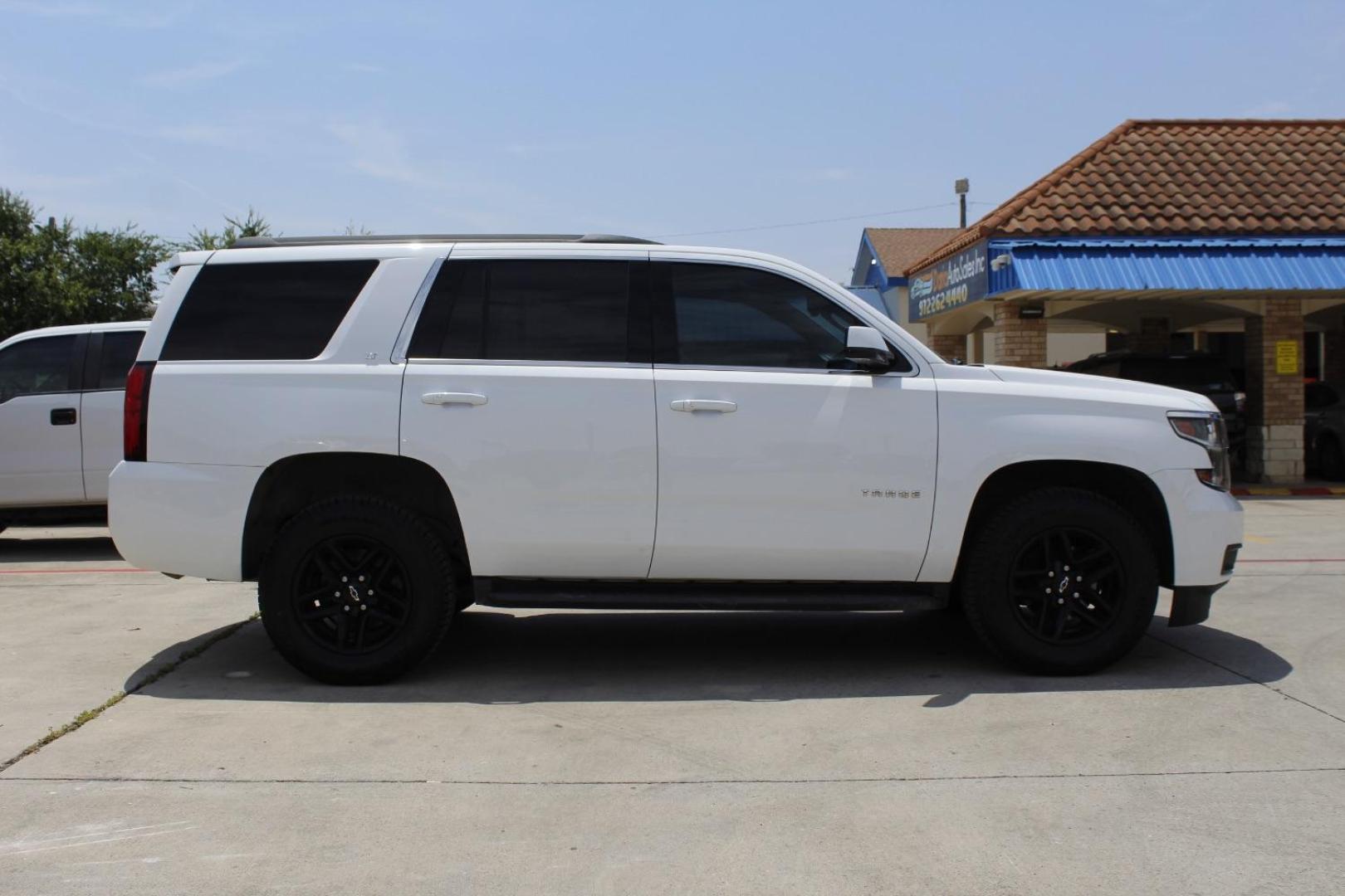2020 White Chevrolet Tahoe 4WD LT (1GNSKBKC0LR) with an EcoTec3 5.3L V-8 gasoline direct injection engine, located at 2401 E Main St., Grand Prairie, TX, 75050, (972) 262-4440, 32.748981, -96.969643 - Photo#10