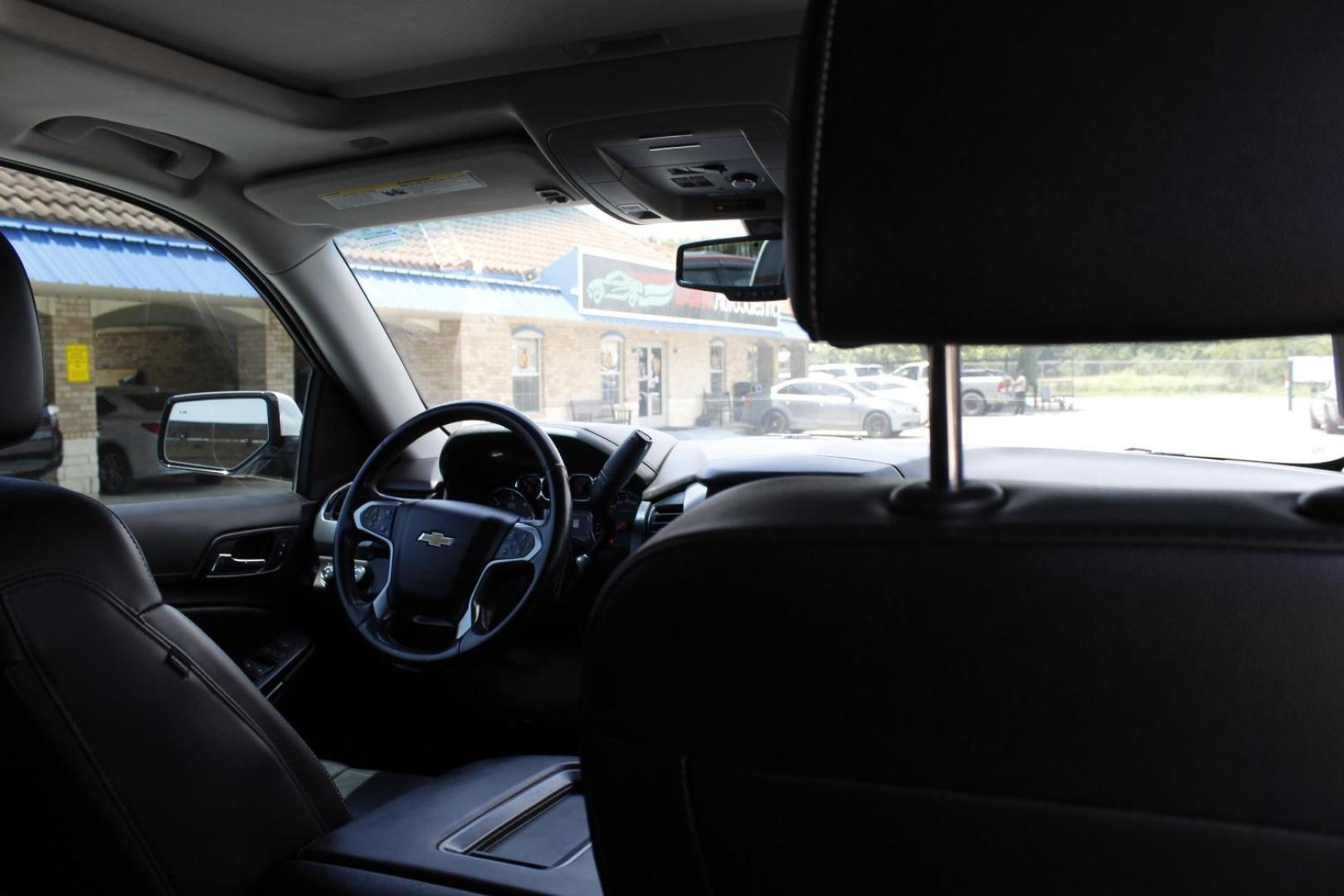 2020 White Chevrolet Tahoe 4WD LT (1GNSKBKC0LR) with an EcoTec3 5.3L V-8 gasoline direct injection engine, located at 2401 E Main St., Grand Prairie, TX, 75050, (972) 262-4440, 32.748981, -96.969643 - Photo#16