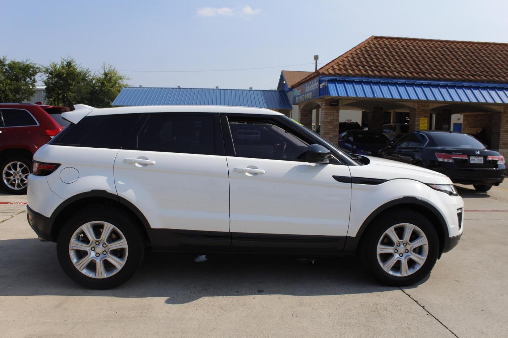 2017 White Land Rover Range Rover Evoque SE | SE Premium (SALVP2BG8HH) with an 2L I-4 gasoline direct injection engine, located at 2401 E Main St., Grand Prairie, TX, 75050, (972) 262-4440, 32.748981, -96.969643 - Photo#6