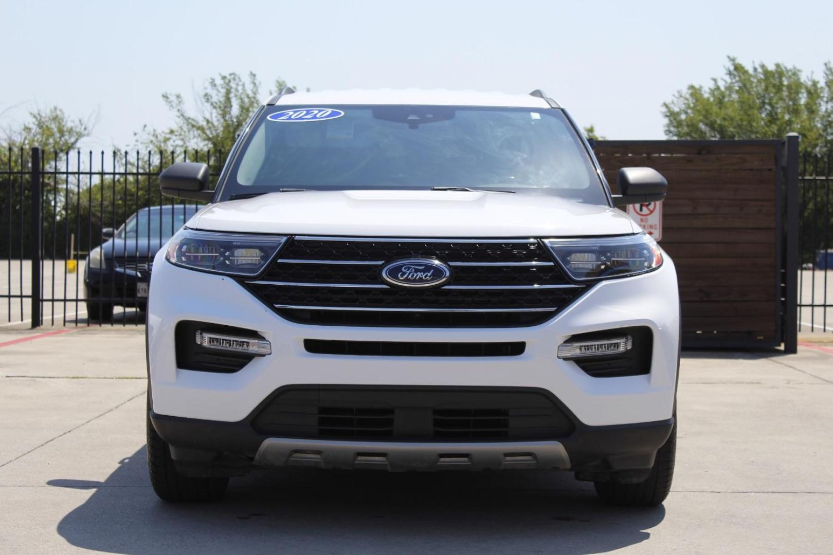 2020 White Ford Explorer XLT (1FMSK7DH4LG) with an EcoBoost 2.3L I-4 gasoline direct injection engine, located at 2401 E Main St., Grand Prairie, TX, 75050, (972) 262-4440, 32.748981, -96.969643 - Photo#0