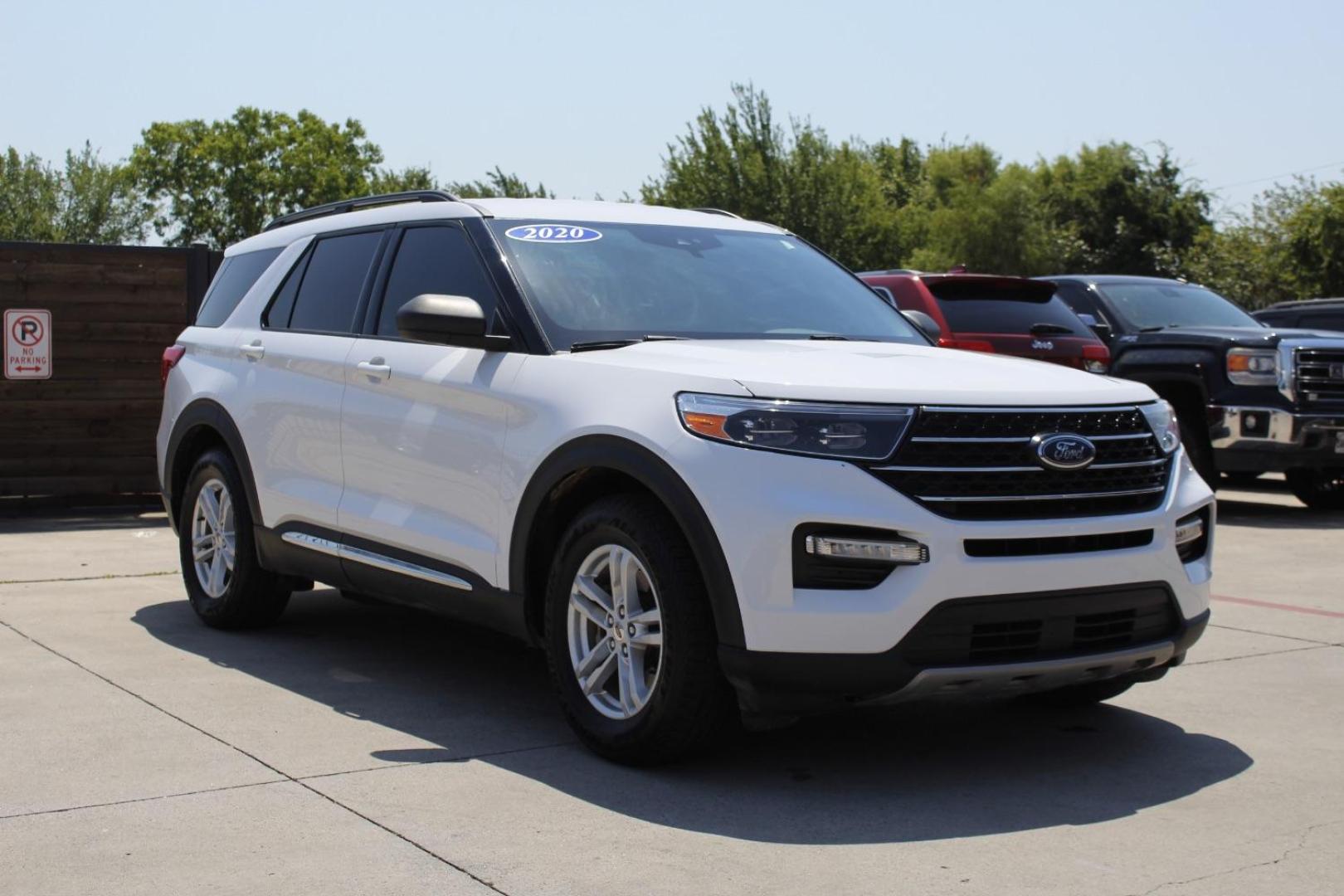 2020 White Ford Explorer XLT (1FMSK7DH4LG) with an EcoBoost 2.3L I-4 gasoline direct injection engine, located at 2401 E Main St., Grand Prairie, TX, 75050, (972) 262-4440, 32.748981, -96.969643 - Photo#1