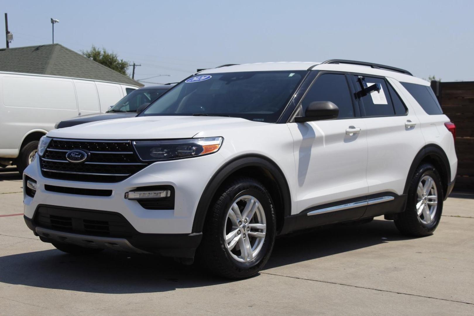 2020 White Ford Explorer XLT (1FMSK7DH4LG) with an EcoBoost 2.3L I-4 gasoline direct injection engine, located at 2401 E Main St., Grand Prairie, TX, 75050, (972) 262-4440, 32.748981, -96.969643 - Photo#2