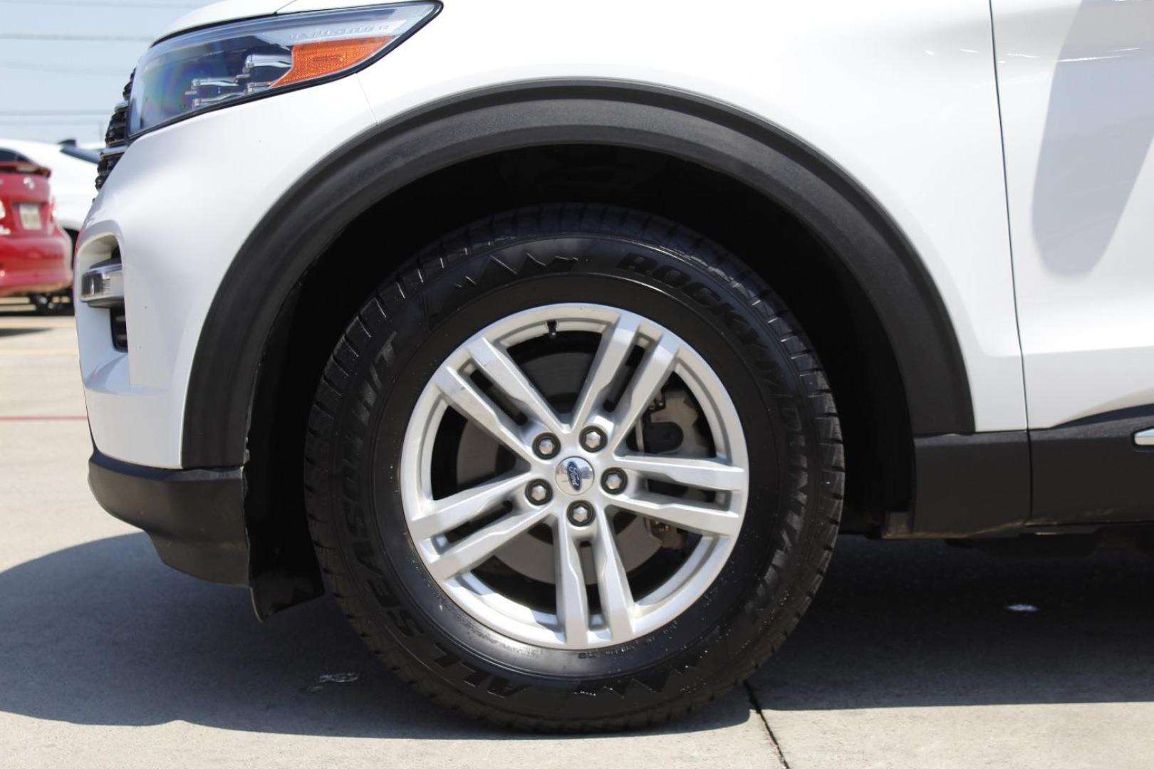 2020 White Ford Explorer XLT (1FMSK7DH4LG) with an EcoBoost 2.3L I-4 gasoline direct injection engine, located at 2401 E Main St., Grand Prairie, TX, 75050, (972) 262-4440, 32.748981, -96.969643 - Photo#3