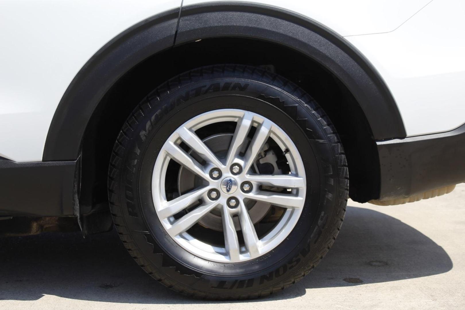2020 White Ford Explorer XLT (1FMSK7DH4LG) with an EcoBoost 2.3L I-4 gasoline direct injection engine, located at 2401 E Main St., Grand Prairie, TX, 75050, (972) 262-4440, 32.748981, -96.969643 - Photo#4