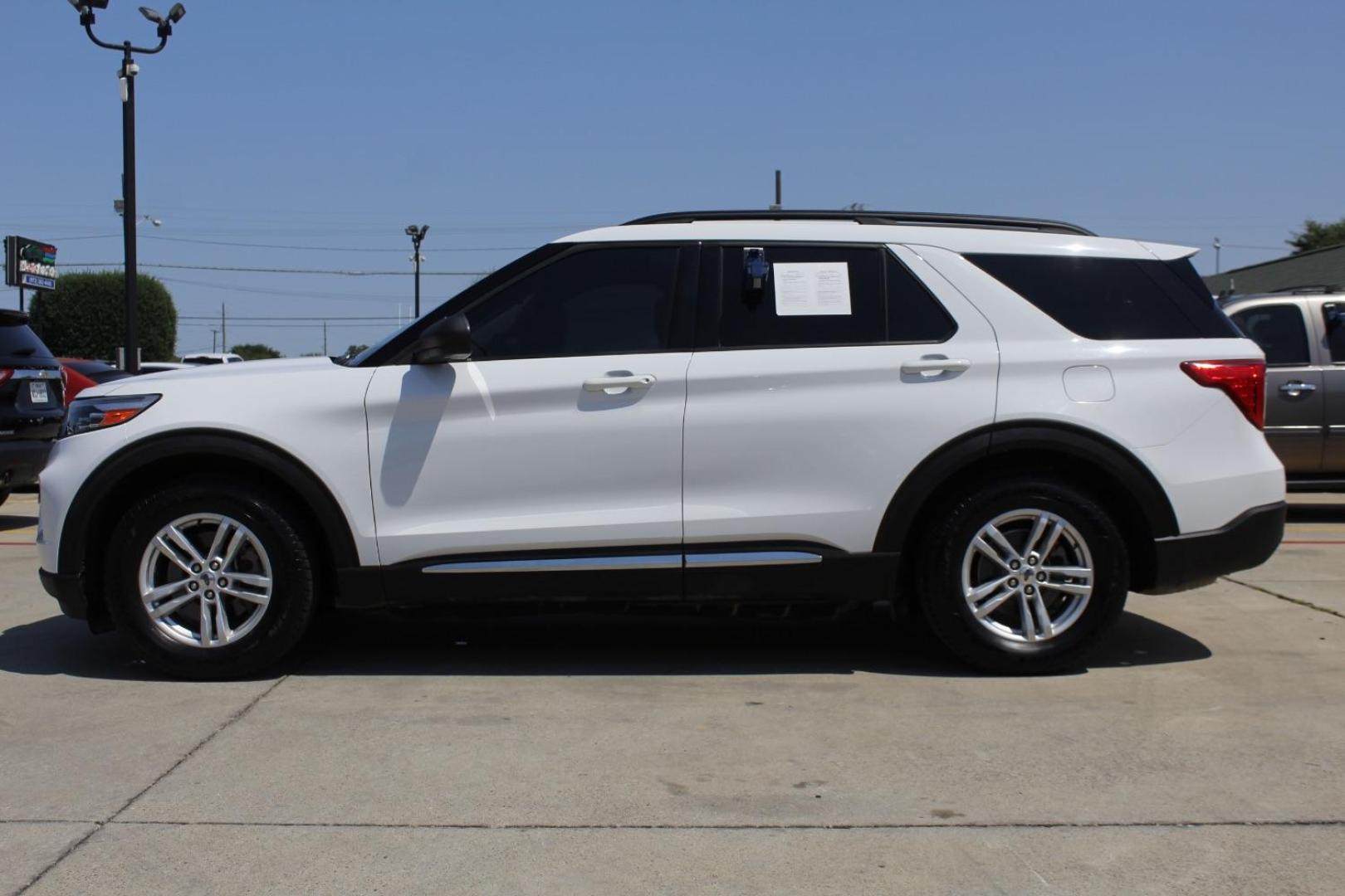 2020 White Ford Explorer XLT (1FMSK7DH4LG) with an EcoBoost 2.3L I-4 gasoline direct injection engine, located at 2401 E Main St., Grand Prairie, TX, 75050, (972) 262-4440, 32.748981, -96.969643 - Photo#5