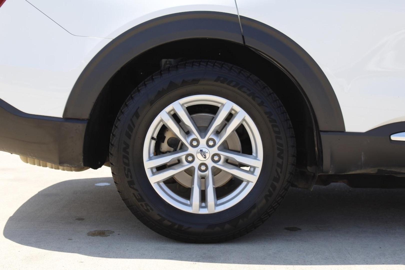 2020 White Ford Explorer XLT (1FMSK7DH4LG) with an EcoBoost 2.3L I-4 gasoline direct injection engine, located at 2401 E Main St., Grand Prairie, TX, 75050, (972) 262-4440, 32.748981, -96.969643 - Photo#9