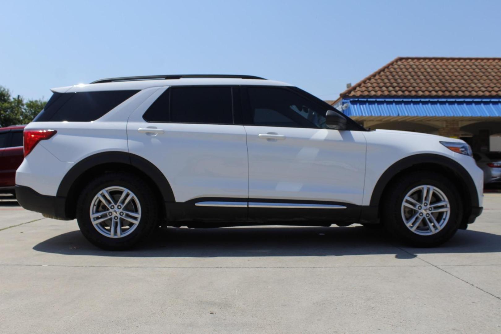 2020 White Ford Explorer XLT (1FMSK7DH4LG) with an EcoBoost 2.3L I-4 gasoline direct injection engine, located at 2401 E Main St., Grand Prairie, TX, 75050, (972) 262-4440, 32.748981, -96.969643 - Photo#11