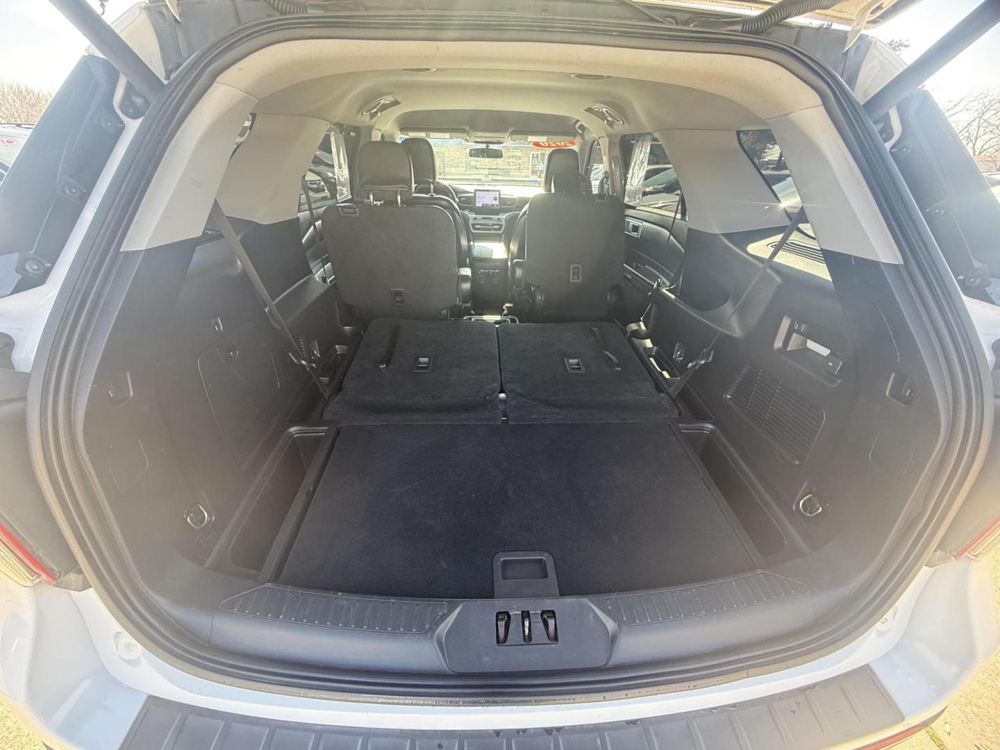 2020 White Ford Explorer (1FMSK7DH4LG) with an EcoBoost 2.3L I-4 gasoline direct injection engine, located at 2401 E Main St., Grand Prairie, TX, 75050, (972) 262-4440, 32.748981, -96.969643 - Photo#5