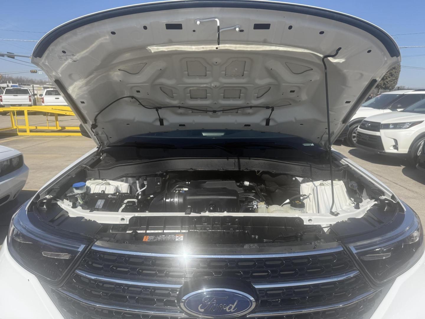 2020 White Ford Explorer (1FMSK7DH4LG) with an EcoBoost 2.3L I-4 gasoline direct injection engine, located at 2401 E Main St., Grand Prairie, TX, 75050, (972) 262-4440, 32.748981, -96.969643 - Photo#9
