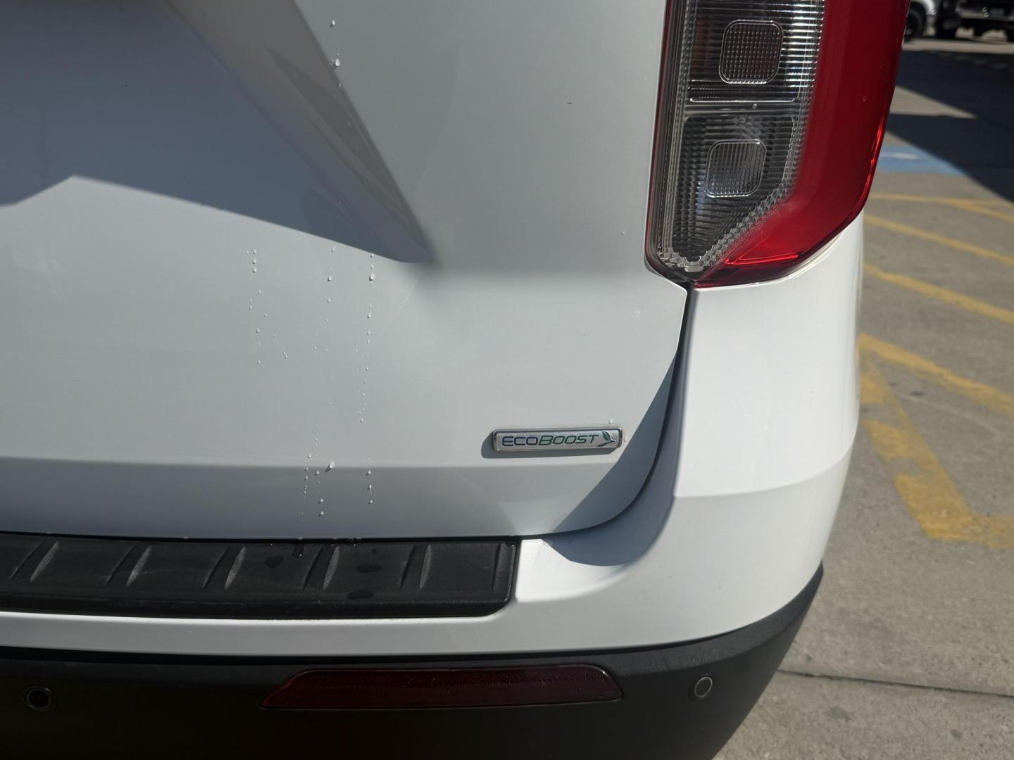 2020 White Ford Explorer (1FMSK7DH4LG) with an EcoBoost 2.3L I-4 gasoline direct injection engine, located at 2401 E Main St., Grand Prairie, TX, 75050, (972) 262-4440, 32.748981, -96.969643 - Photo#20