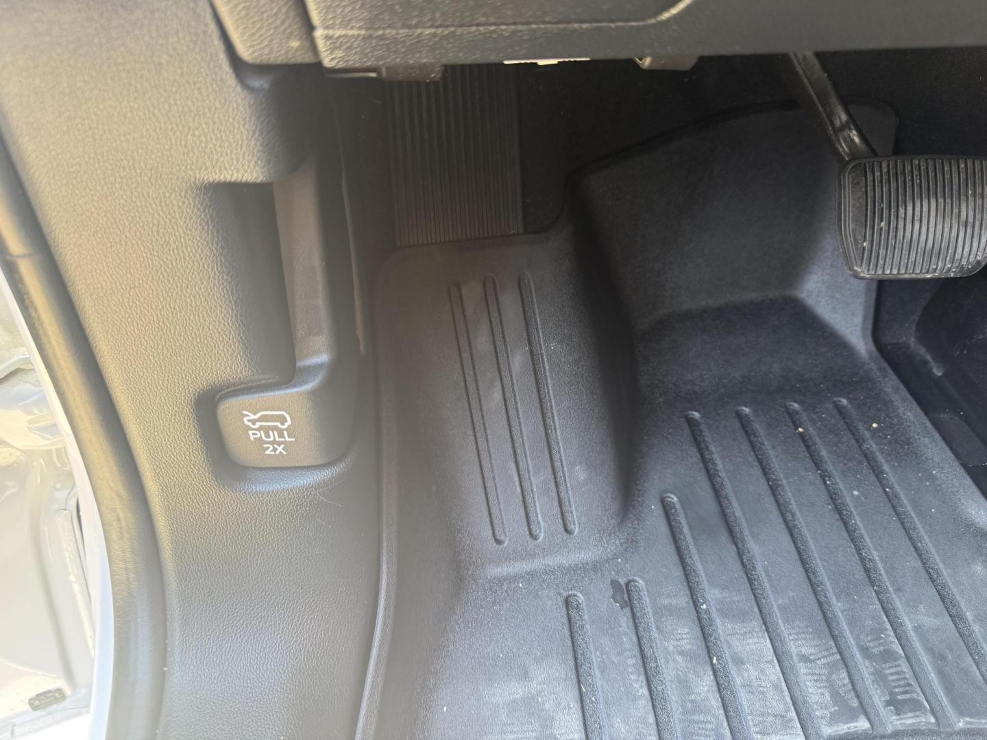 2020 White Ford Explorer (1FMSK7DH4LG) with an EcoBoost 2.3L I-4 gasoline direct injection engine, located at 2401 E Main St., Grand Prairie, TX, 75050, (972) 262-4440, 32.748981, -96.969643 - Photo#25