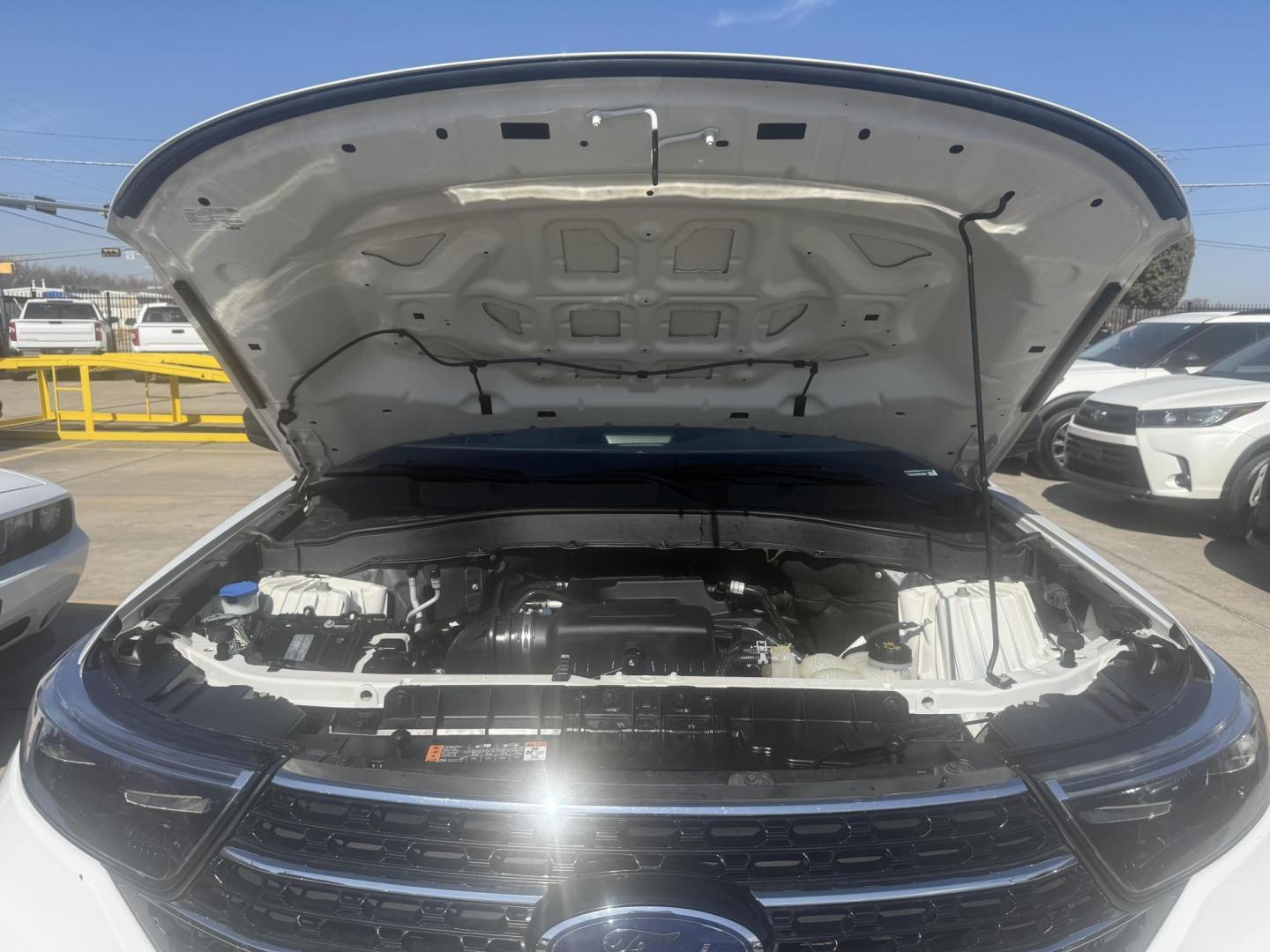 2020 White Ford Explorer (1FMSK7DH4LG) with an EcoBoost 2.3L I-4 gasoline direct injection engine, located at 2401 E Main St., Grand Prairie, TX, 75050, (972) 262-4440, 32.748981, -96.969643 - Photo#27