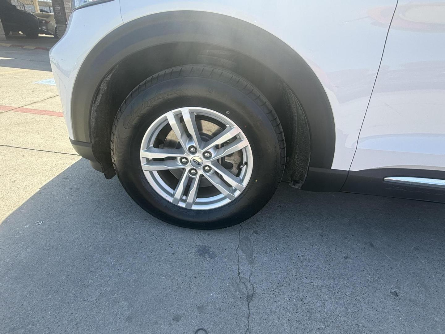 2020 White Ford Explorer (1FMSK7DH4LG) with an EcoBoost 2.3L I-4 gasoline direct injection engine, located at 2401 E Main St., Grand Prairie, TX, 75050, (972) 262-4440, 32.748981, -96.969643 - Photo#36