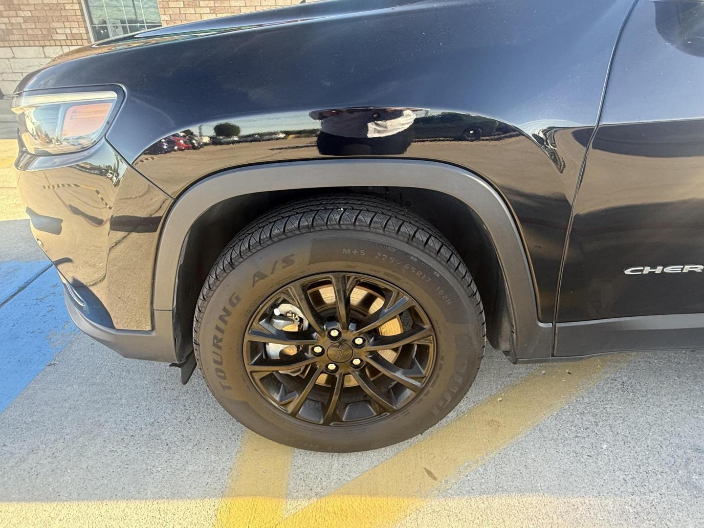 2019 Jeep Cherokee (1C4PJMLN7KD) , located at 2401 E Main St., Grand Prairie, TX, 75050, (972) 262-4440, 32.748981, -96.969643 - Photo#4