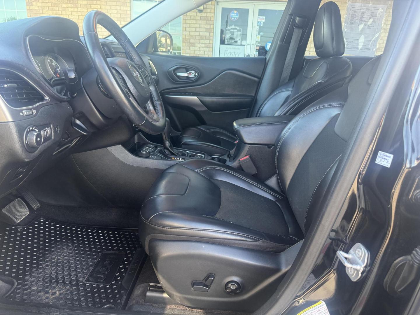 2019 Jeep Cherokee (1C4PJMLN7KD) , located at 2401 E Main St., Grand Prairie, TX, 75050, (972) 262-4440, 32.748981, -96.969643 - Photo#10