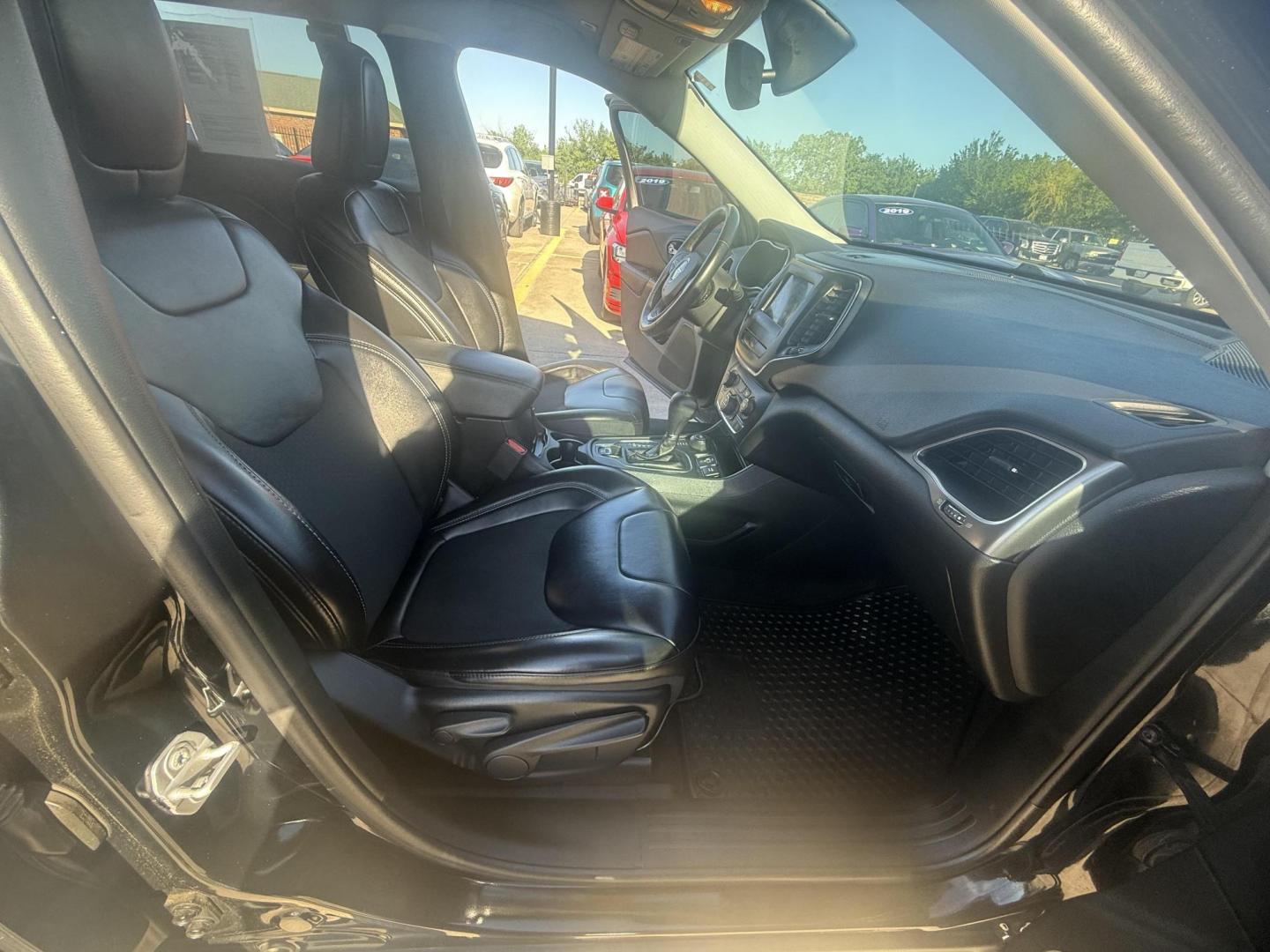 2019 Jeep Cherokee (1C4PJMLN7KD) , located at 2401 E Main St., Grand Prairie, TX, 75050, (972) 262-4440, 32.748981, -96.969643 - Photo#19