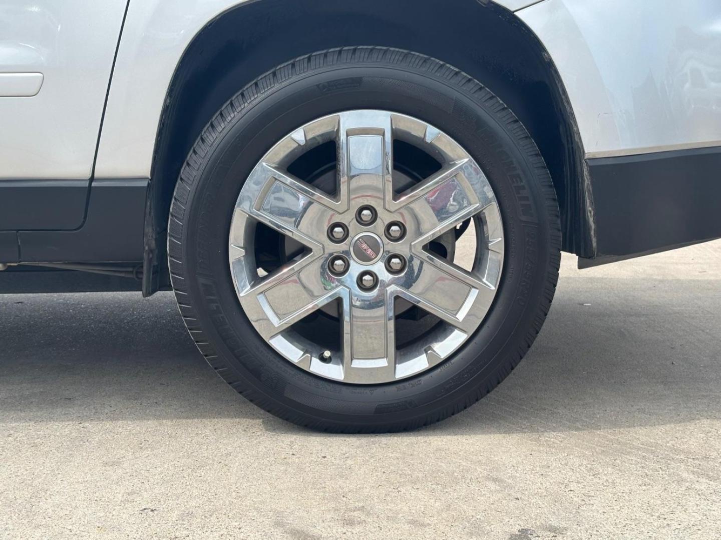 2017 Silver GMC Acadia Limited l (1GKKRSKD1HJ) , located at 2401 E Main St., Grand Prairie, TX, 75050, (972) 262-4440, 32.748981, -96.969643 - Photo#4