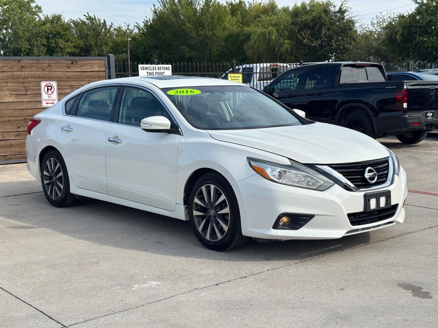2016 White Nissan Altima 2.5 SL (1N4AL3AP3GC) with an 2.5L I-4 DOHC engine, located at 2401 E Main St., Grand Prairie, TX, 75050, (972) 262-4440, 32.748981, -96.969643 - Photo#1