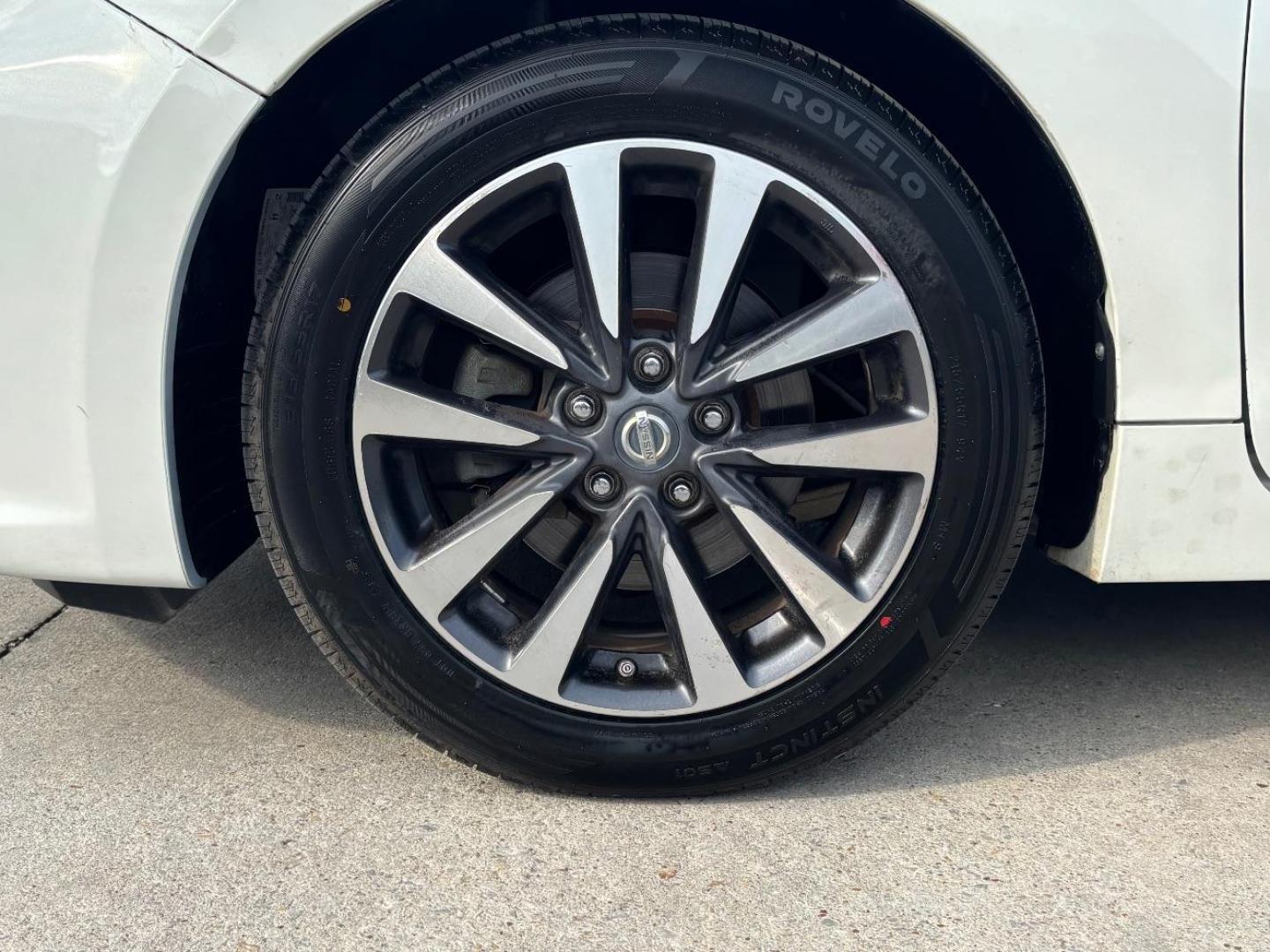 2016 White Nissan Altima 2.5 SL (1N4AL3AP3GC) with an 2.5L I-4 DOHC engine, located at 2401 E Main St., Grand Prairie, TX, 75050, (972) 262-4440, 32.748981, -96.969643 - Photo#3