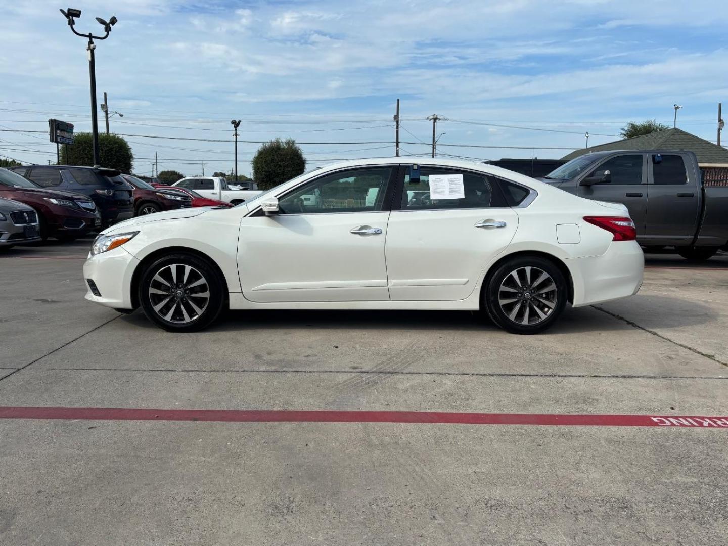 2016 White Nissan Altima 2.5 SL (1N4AL3AP3GC) with an 2.5L I-4 DOHC engine, located at 2401 E Main St., Grand Prairie, TX, 75050, (972) 262-4440, 32.748981, -96.969643 - Photo#4