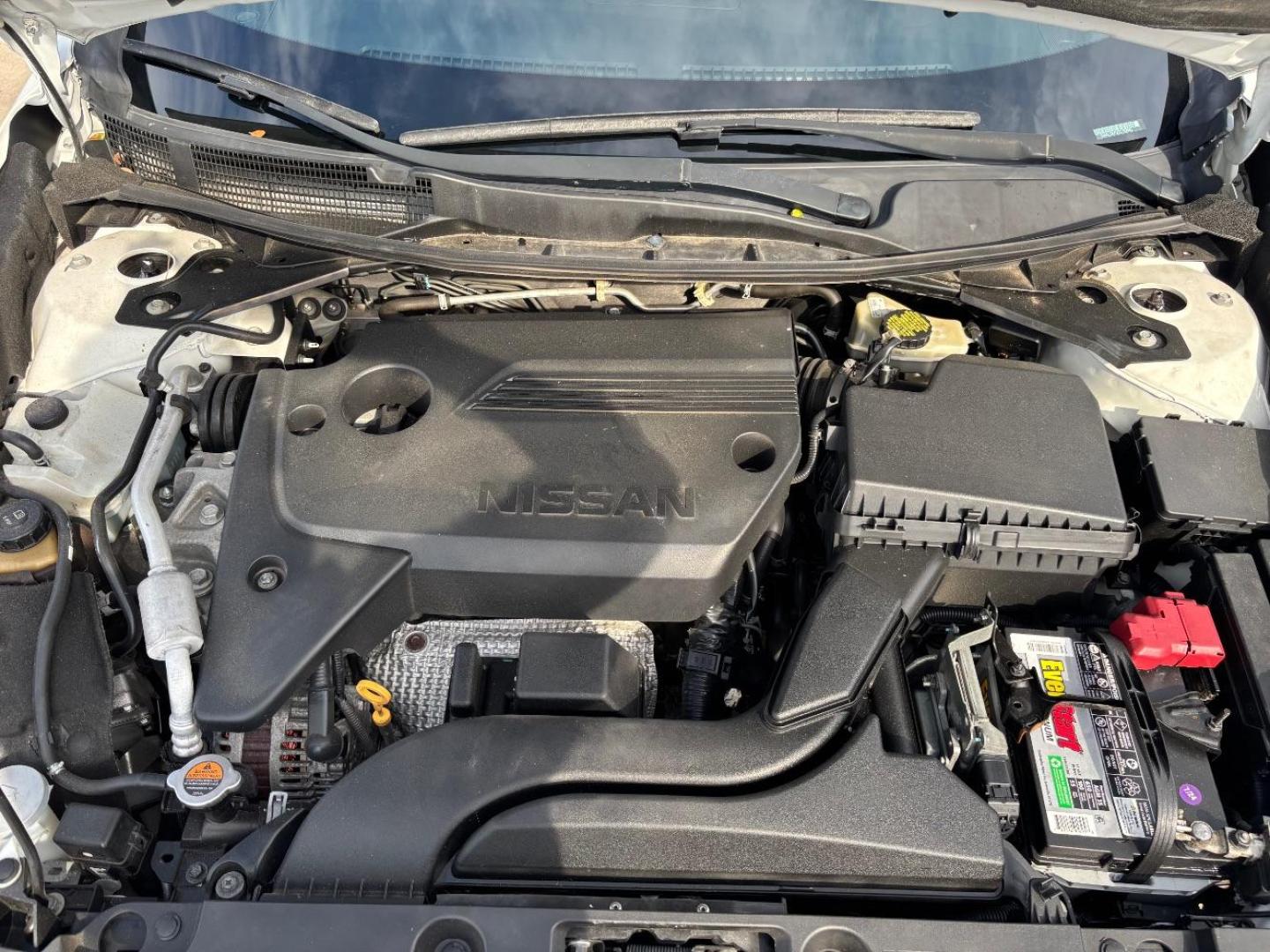 2016 White Nissan Altima 2.5 SL (1N4AL3AP3GC) with an 2.5L I-4 DOHC engine, located at 2401 E Main St., Grand Prairie, TX, 75050, (972) 262-4440, 32.748981, -96.969643 - Photo#9