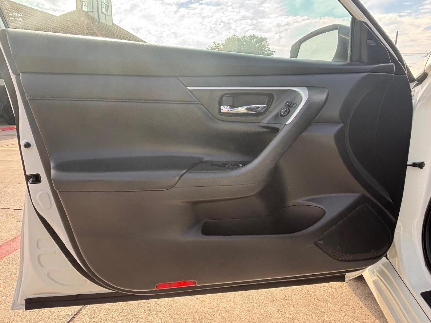 2016 White Nissan Altima 2.5 SL (1N4AL3AP3GC) with an 2.5L I-4 DOHC engine, located at 2401 E Main St., Grand Prairie, TX, 75050, (972) 262-4440, 32.748981, -96.969643 - Photo#12