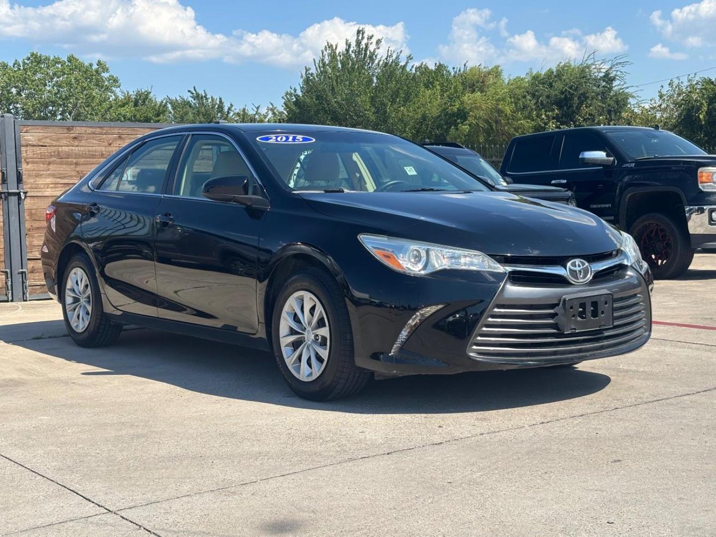 2015 Black Toyota Camry XLE | SE | LE | XSE (4T4BF1FKXFR) with an 2.5L I-4 DOHC engine, located at 2401 E Main St., Grand Prairie, TX, 75050, (972) 262-4440, 32.748981, -96.969643 - Photo#2