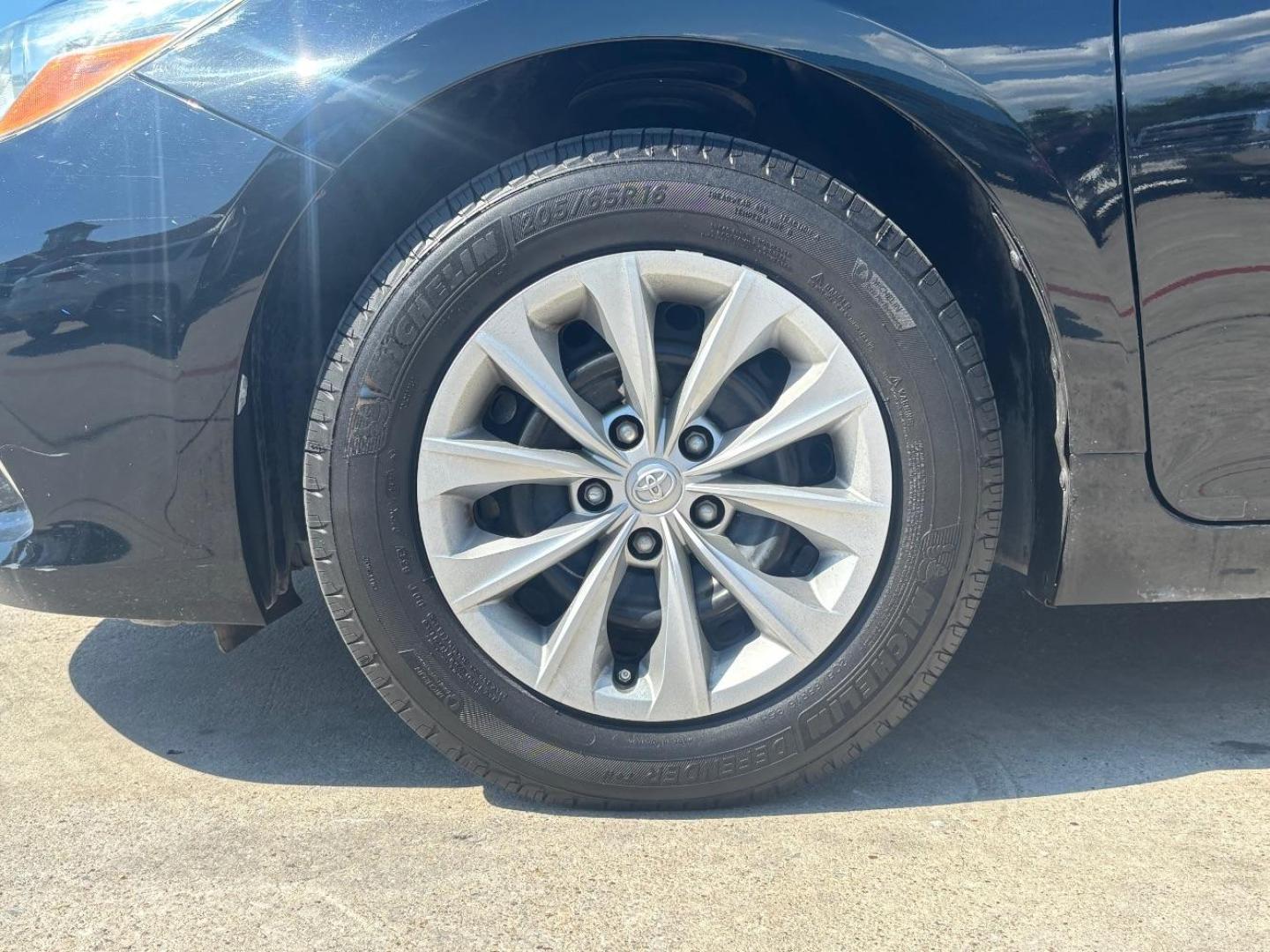 2015 Black Toyota Camry XLE | SE | LE | XSE (4T4BF1FKXFR) with an 2.5L I-4 DOHC engine, located at 2401 E Main St., Grand Prairie, TX, 75050, (972) 262-4440, 32.748981, -96.969643 - Photo#3