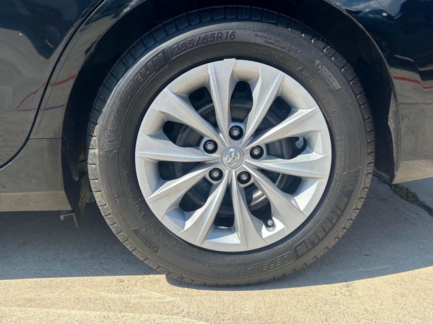 2015 Black Toyota Camry XLE | SE | LE | XSE (4T4BF1FKXFR) with an 2.5L I-4 DOHC engine, located at 2401 E Main St., Grand Prairie, TX, 75050, (972) 262-4440, 32.748981, -96.969643 - Photo#4