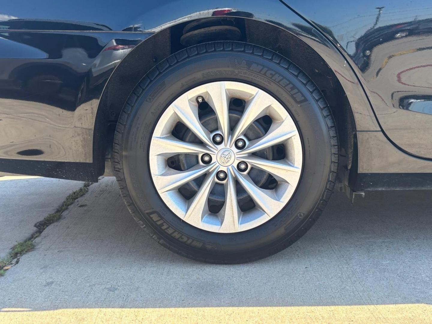 2015 Black Toyota Camry XLE | SE | LE | XSE (4T4BF1FKXFR) with an 2.5L I-4 DOHC engine, located at 2401 E Main St., Grand Prairie, TX, 75050, (972) 262-4440, 32.748981, -96.969643 - Photo#8