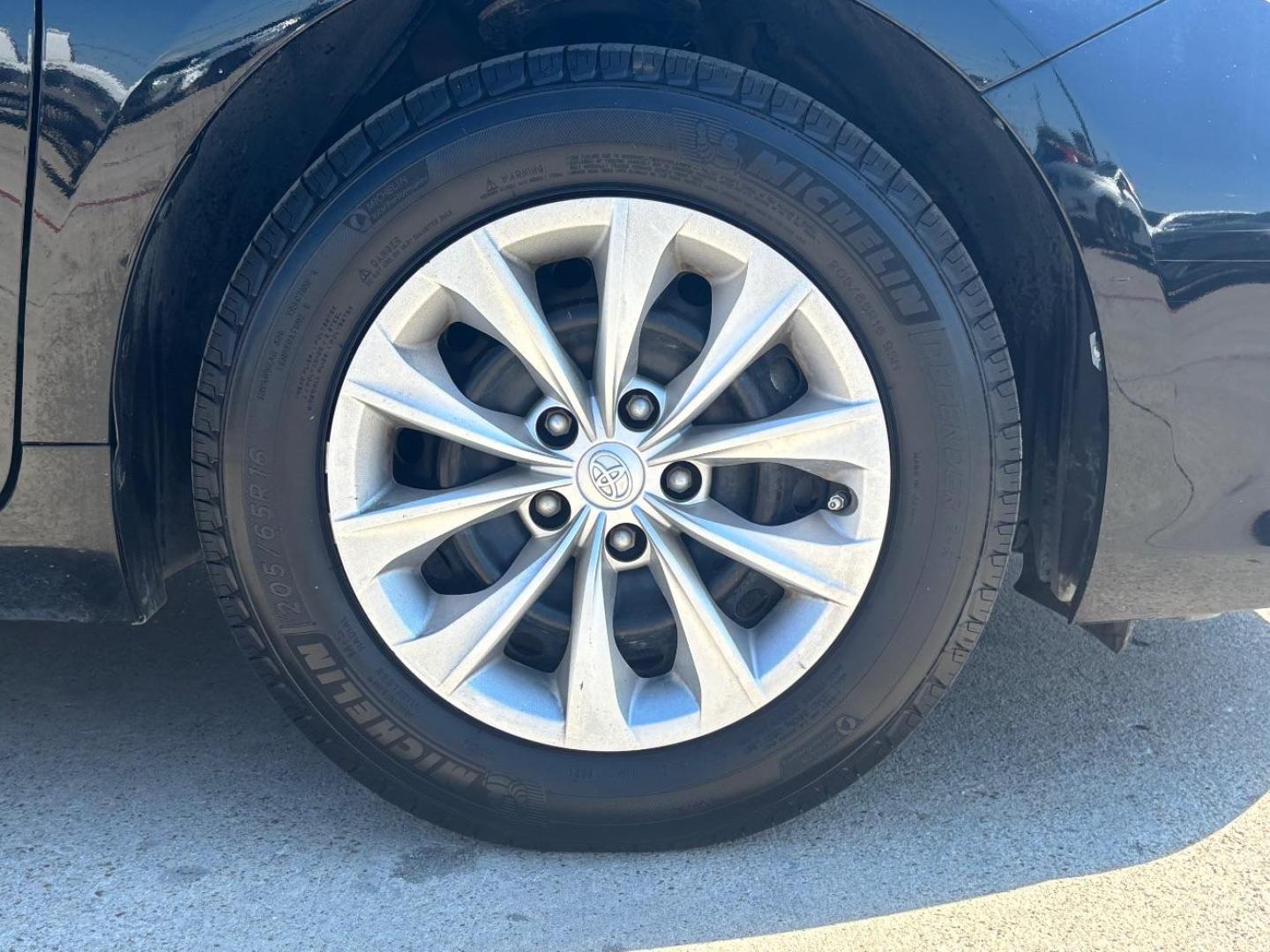 2015 Black Toyota Camry XLE | SE | LE | XSE (4T4BF1FKXFR) with an 2.5L I-4 DOHC engine, located at 2401 E Main St., Grand Prairie, TX, 75050, (972) 262-4440, 32.748981, -96.969643 - Photo#9